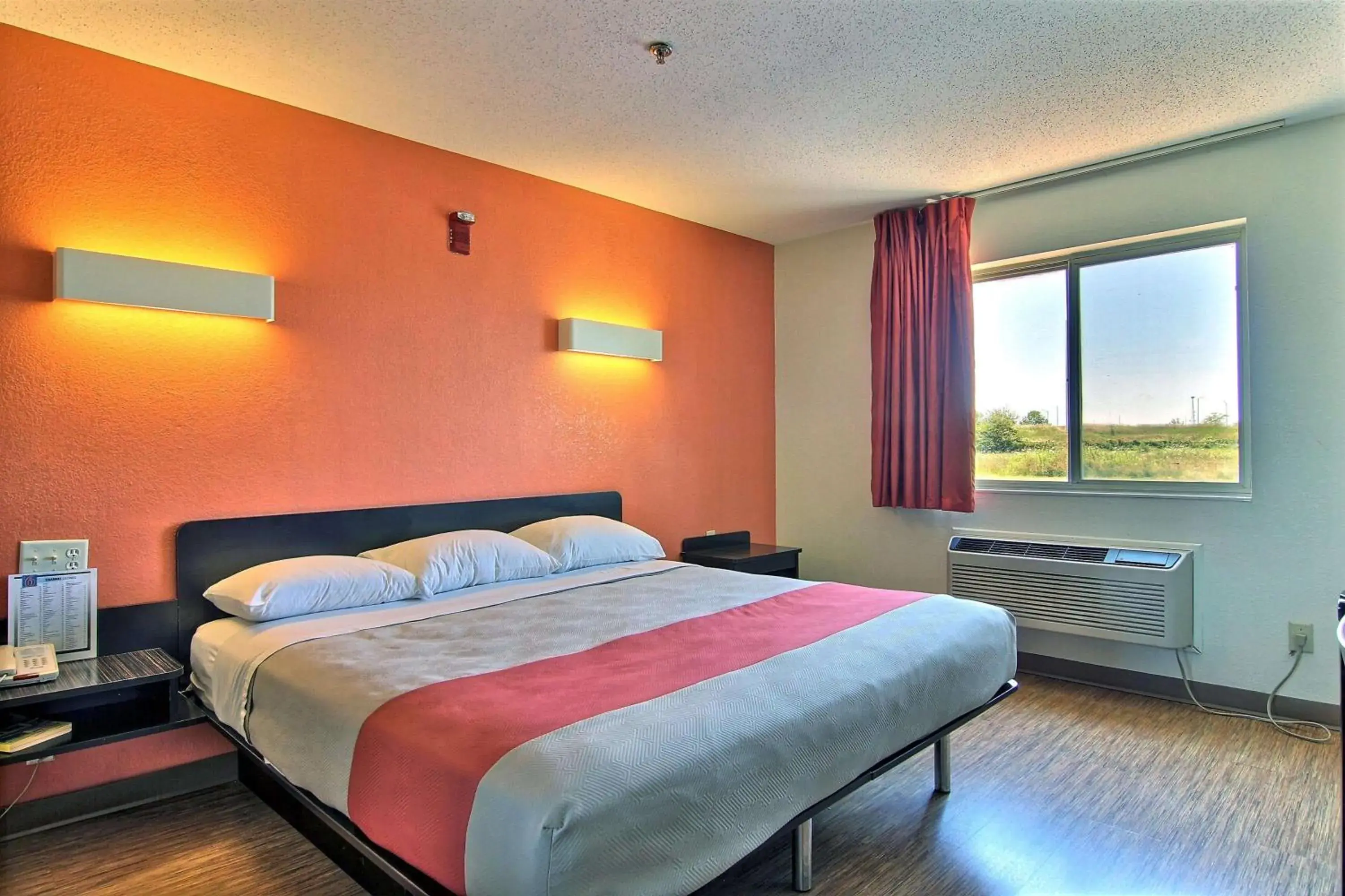 Deluxe Queen Room - single occupancy - Non-Smoking in Motel 6-Gilman, IL Deluxe Queen Room - single occupancy - Non-Smoking in Motel 6-Gilman, IL