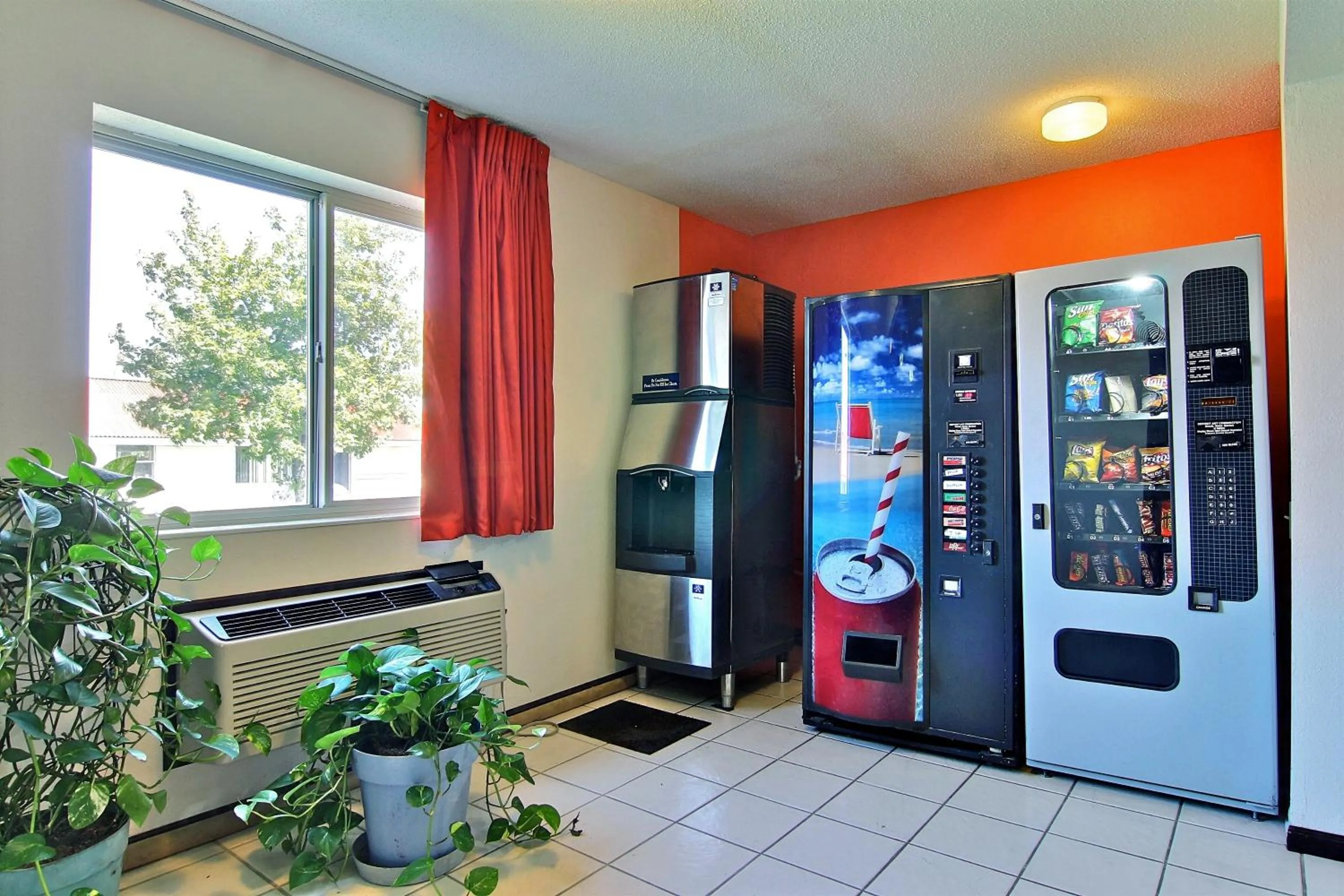 Food and drinks in Motel 6-Gilman, IL