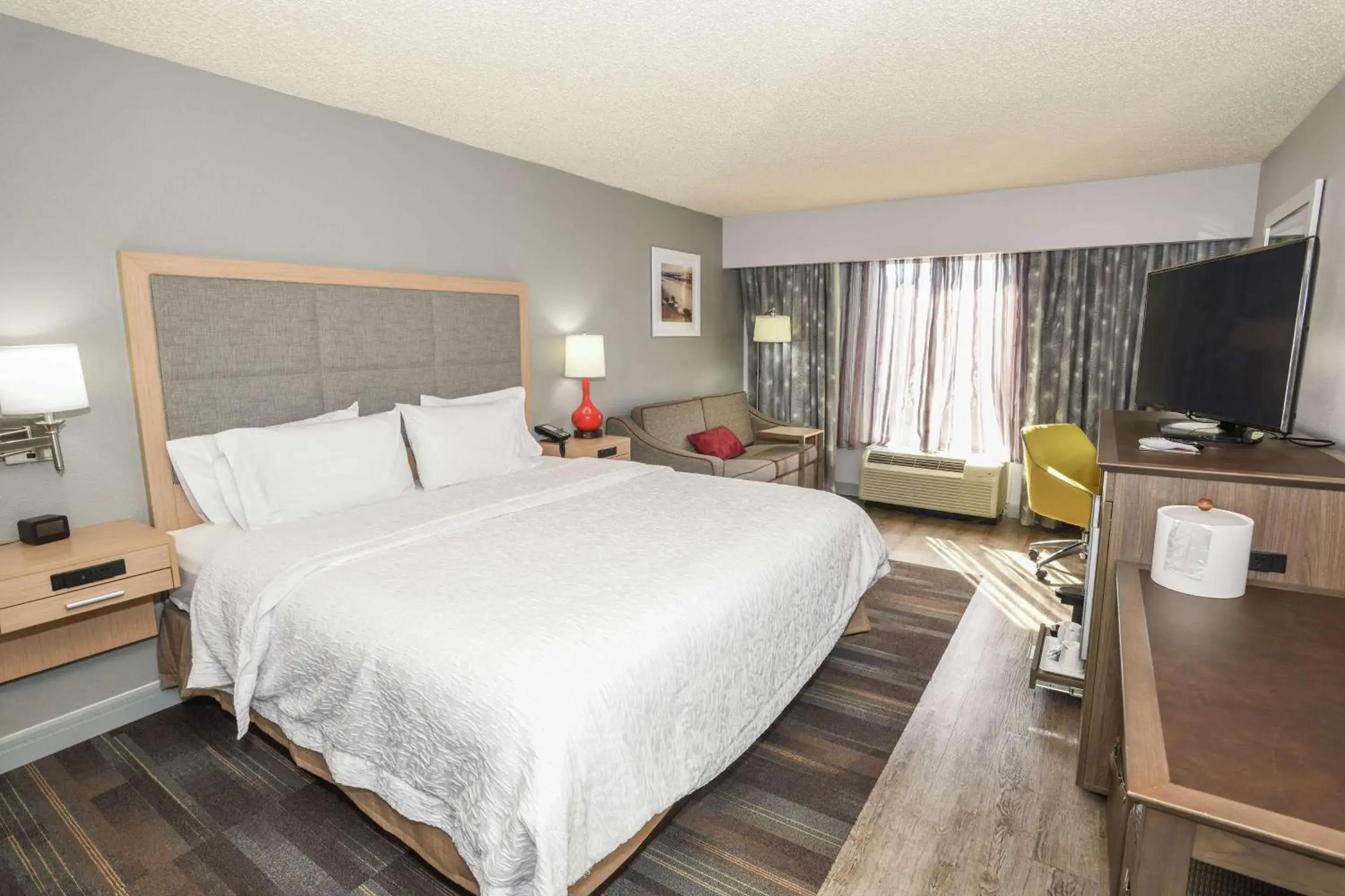 Bedroom, Bed in Hampton Inn Jacksonville - East Regency Square Bedroom, Bed in Hampton Inn Jacksonville - East Regency Square