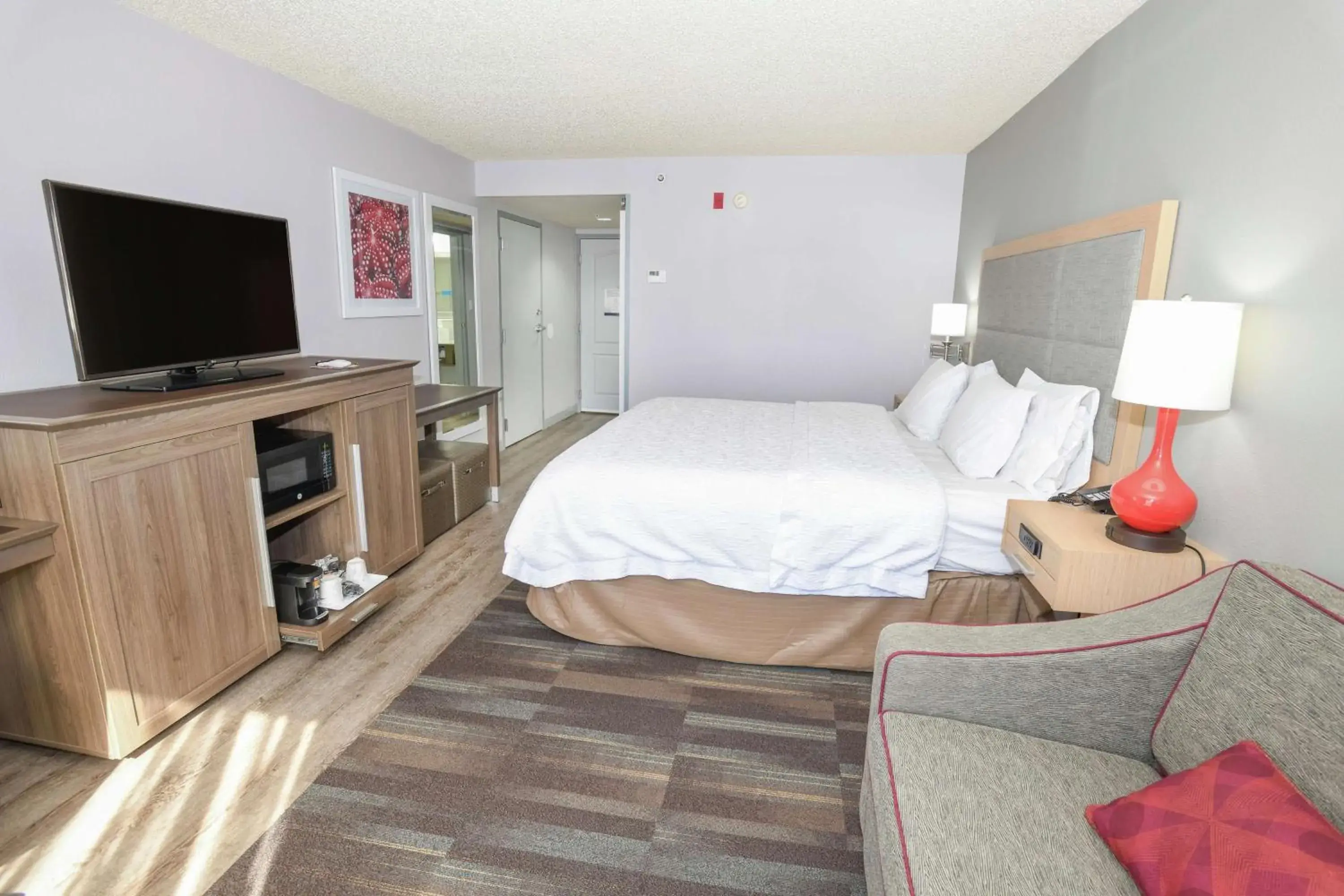 Bedroom, Bed in Hampton Inn Jacksonville - East Regency Square Bedroom, Bed in Hampton Inn Jacksonville - East Regency Square