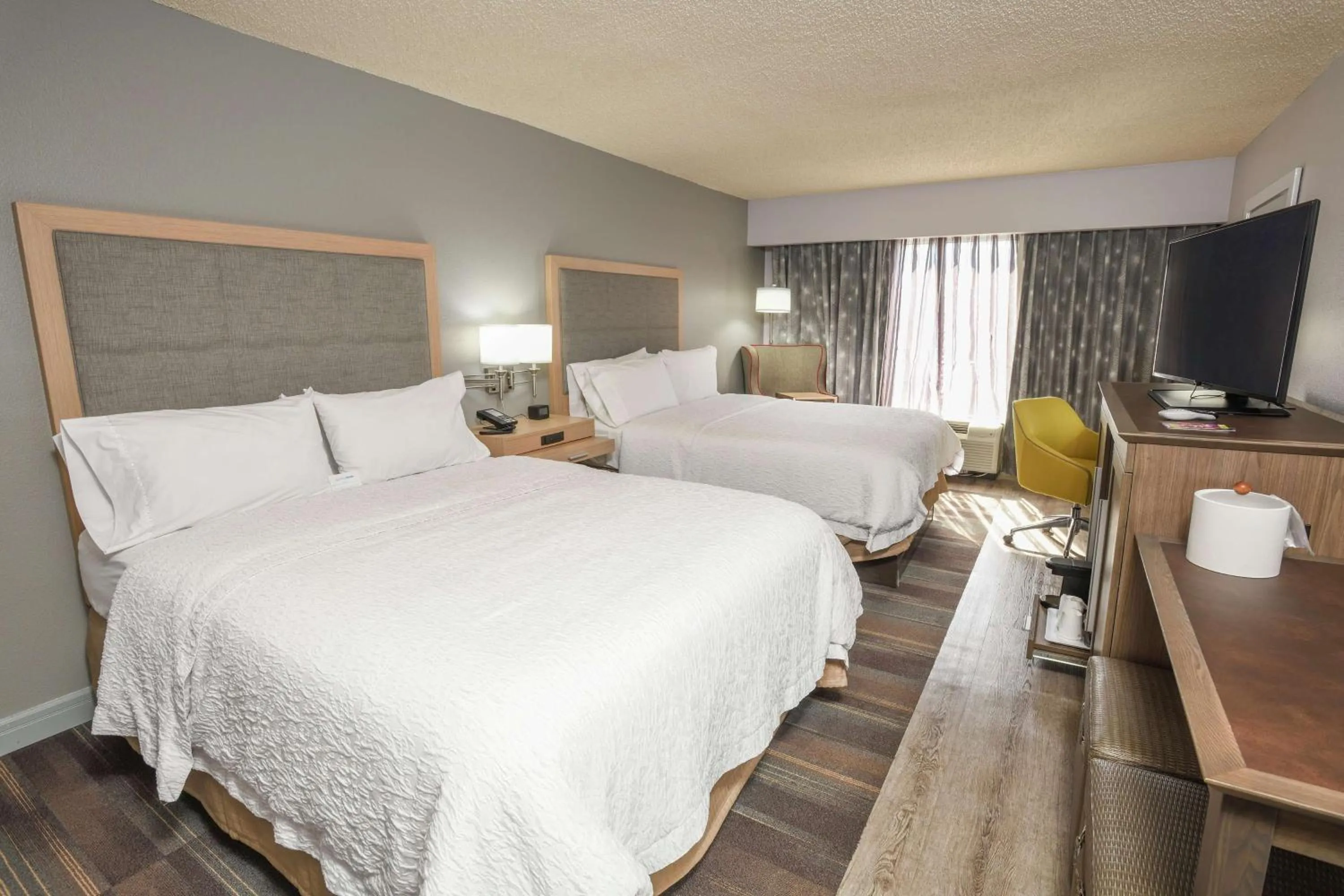 Bedroom, Bed in Hampton Inn Jacksonville - East Regency Square