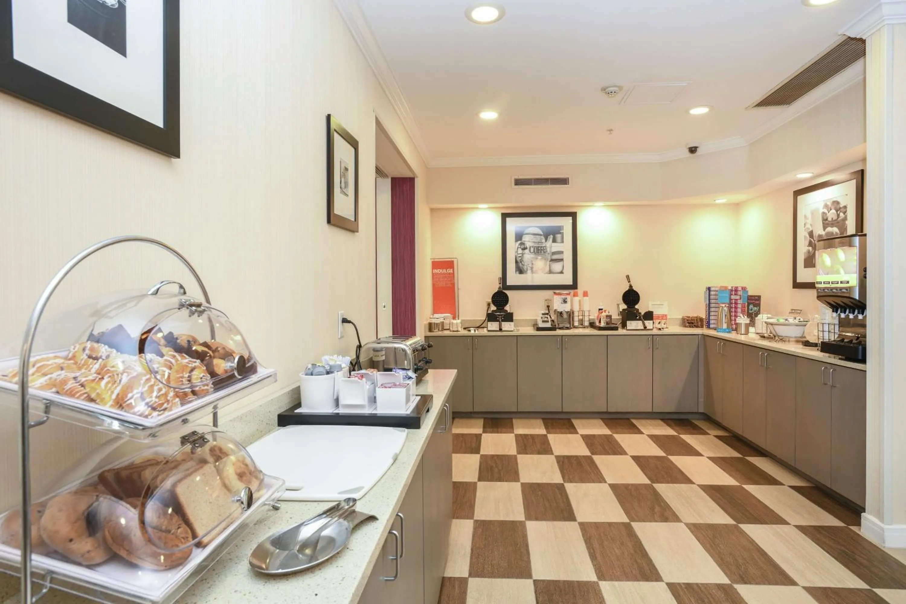 Dining area in Hampton Inn Jacksonville - East Regency Square