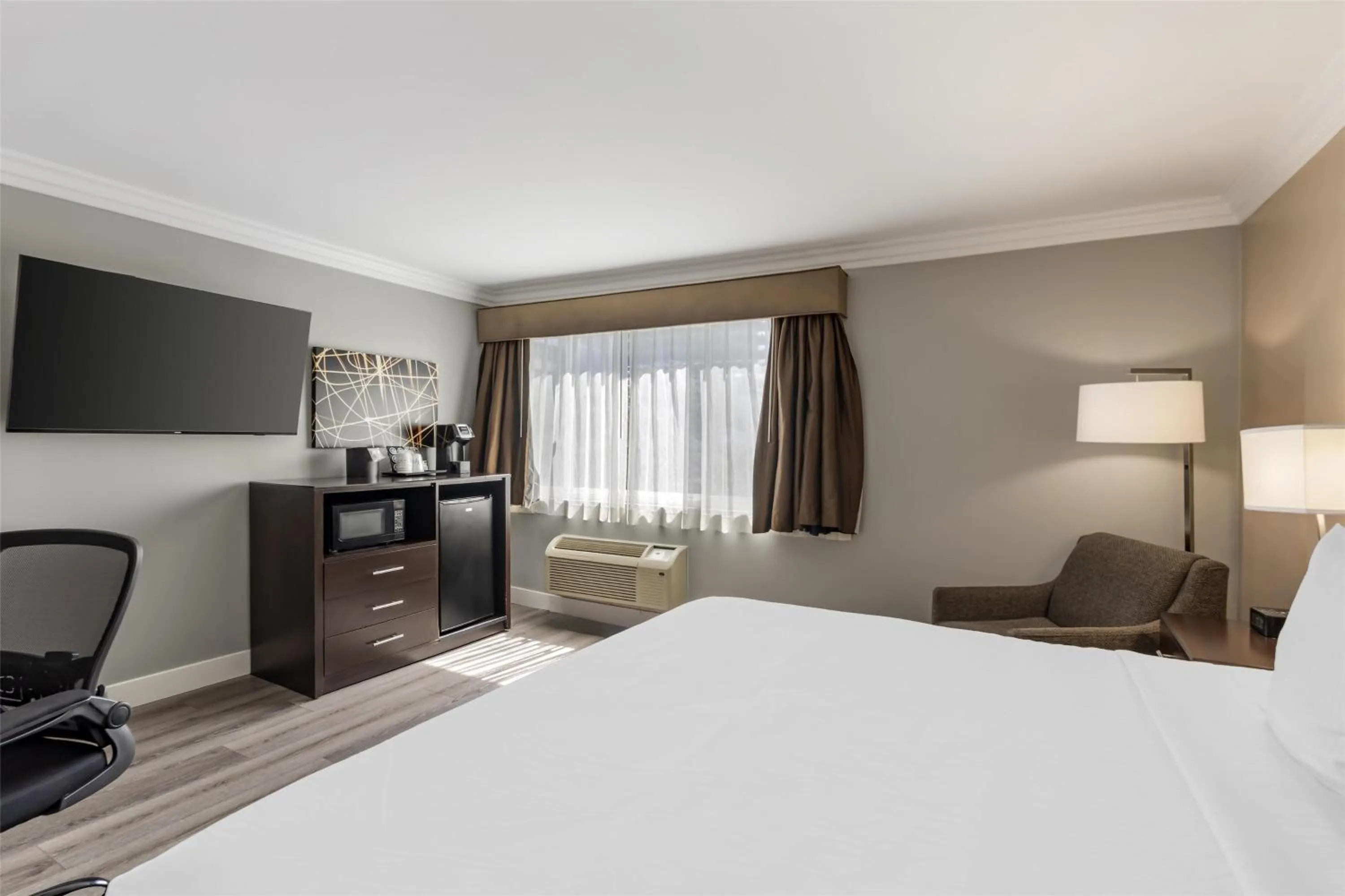 Bedroom, Bed in Best Western Plus LA Mid-Town Hotel