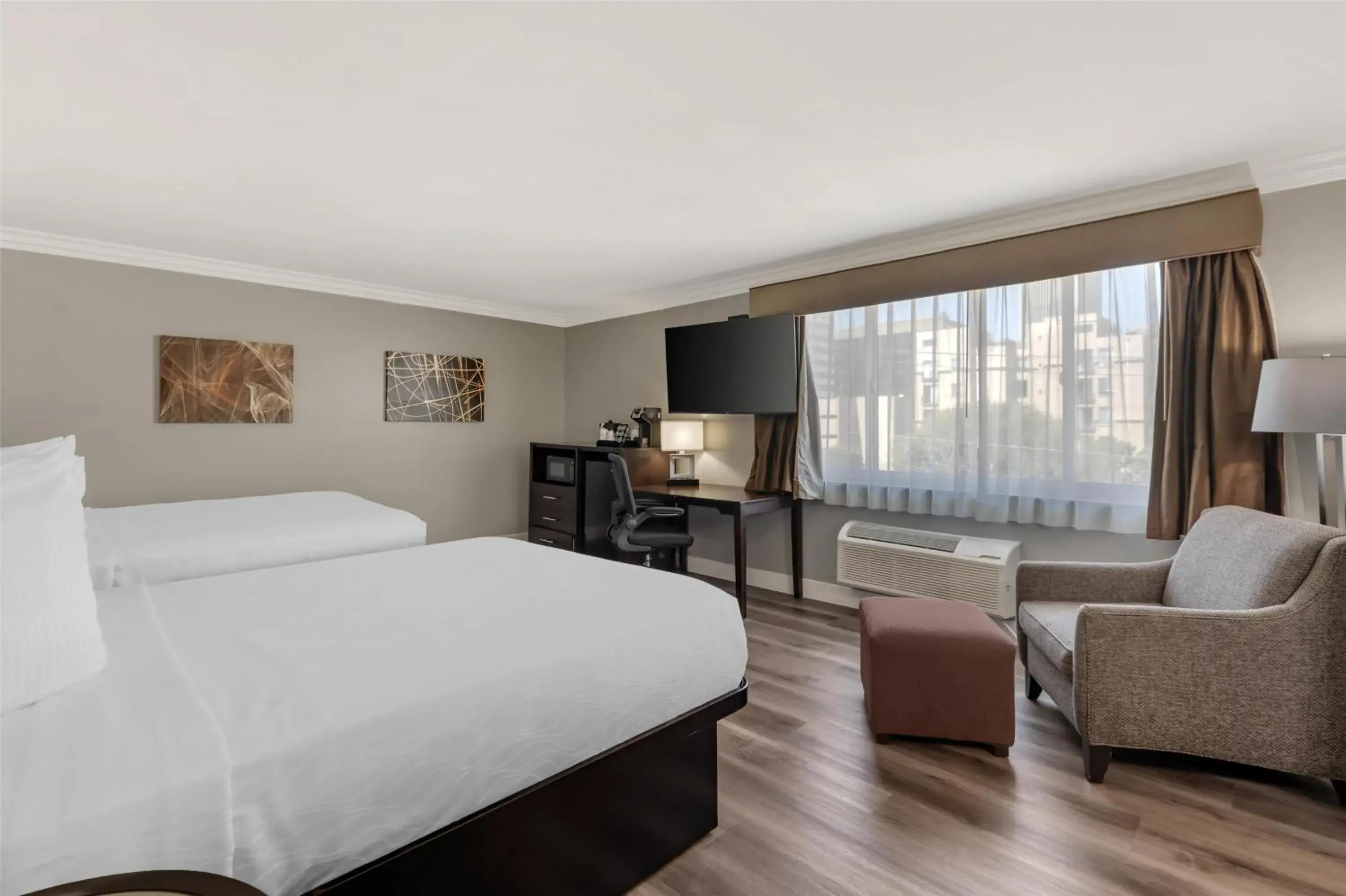 Bedroom, Bed in Best Western Plus LA Mid-Town Hotel Bedroom, Bed in Best Western Plus LA Mid-Town Hotel