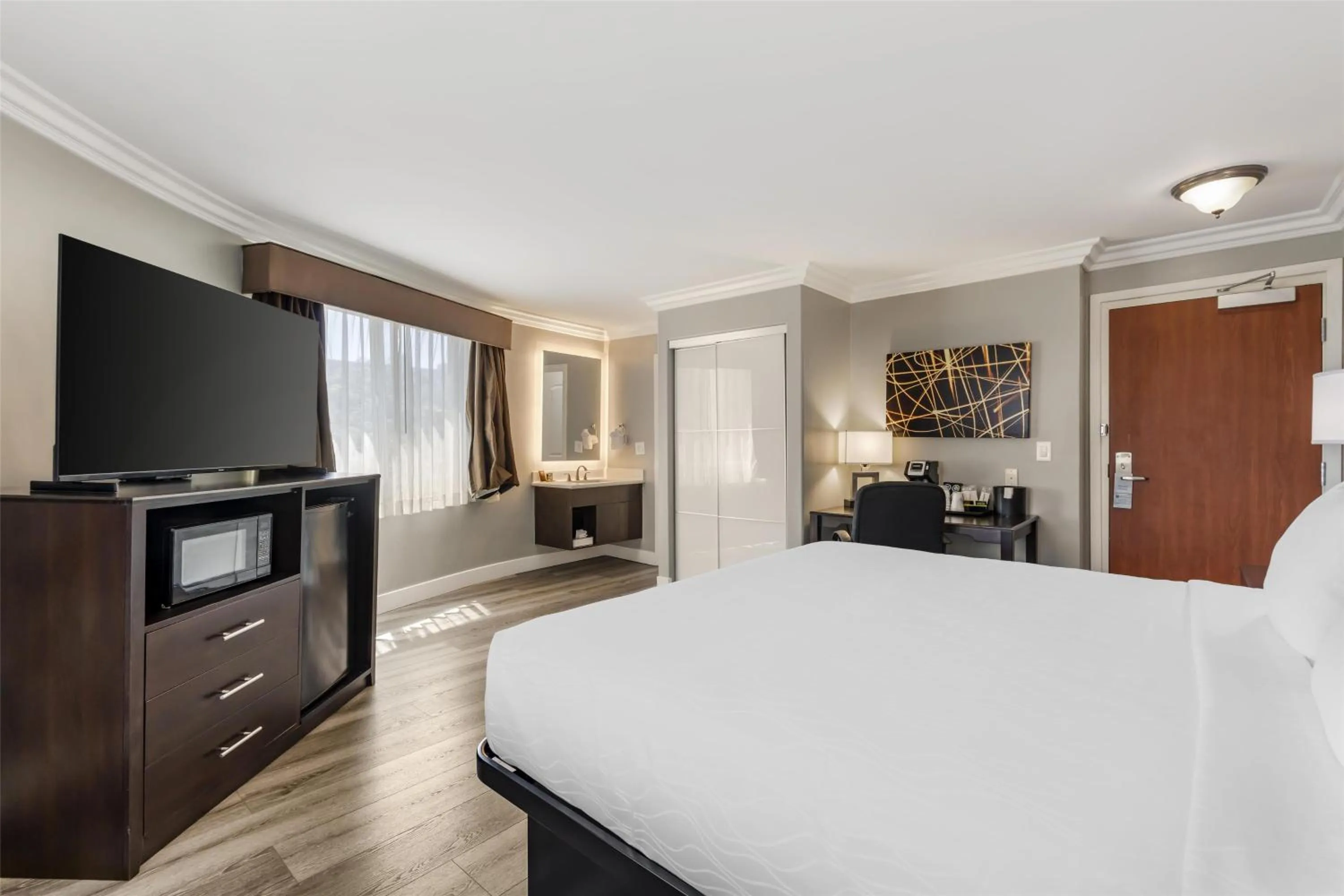 Bedroom, Bed in Best Western Plus LA Mid-Town Hotel