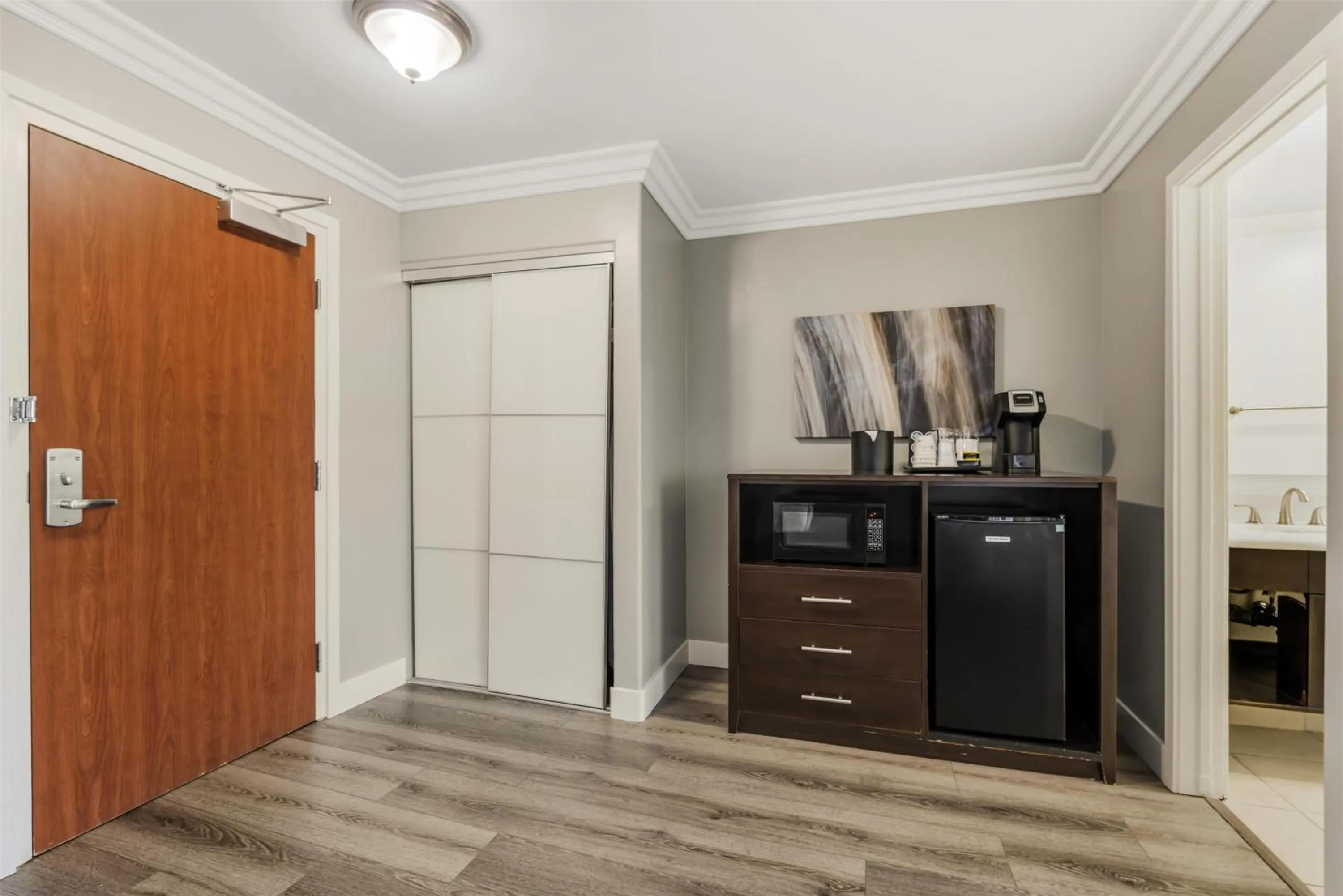 Bedroom in Best Western Plus LA Mid-Town Hotel