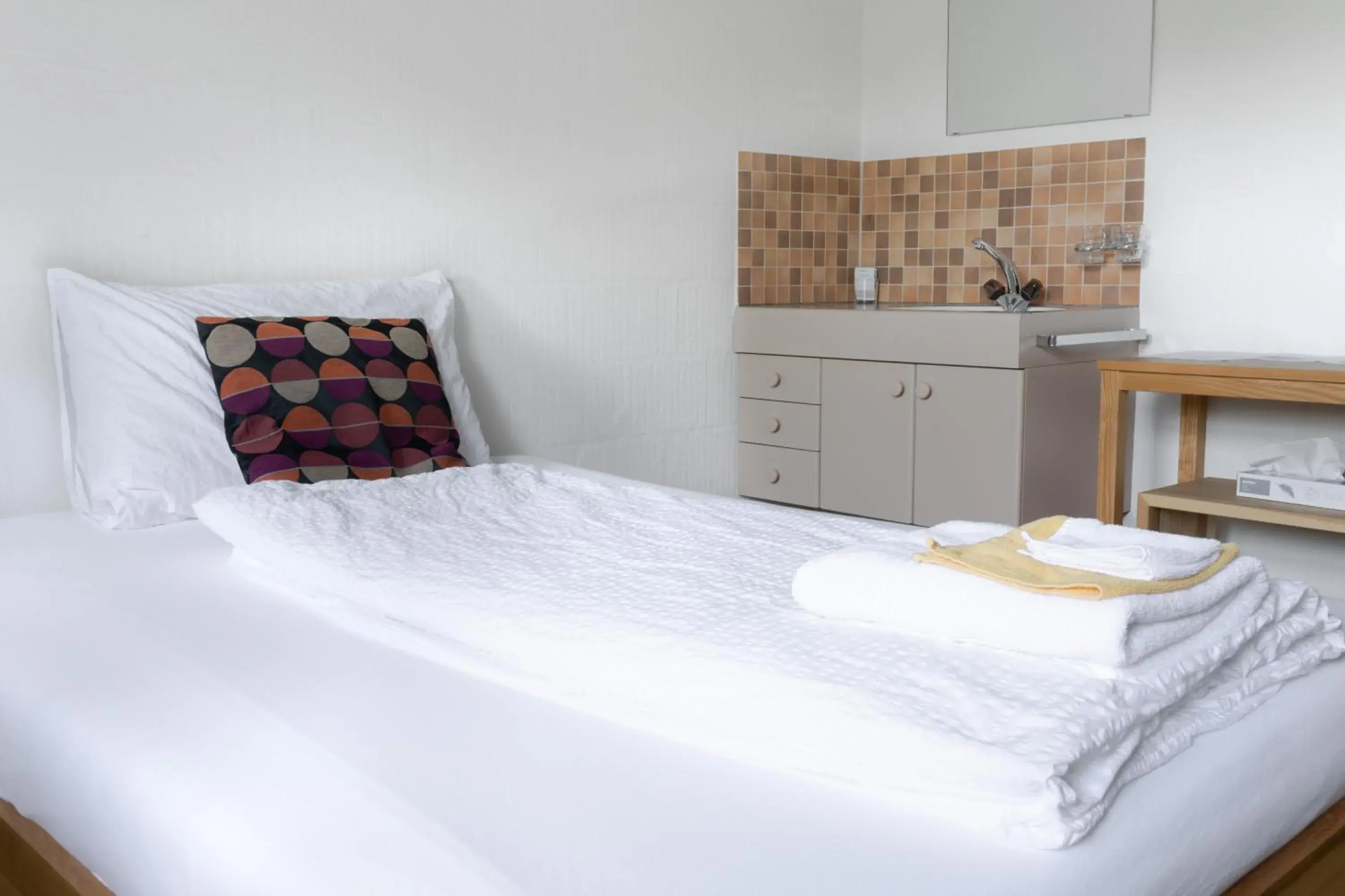 Single Room with Shared Shower and Toilet - single occupancy in Seminarhotel Romerohaus Single Room with Shared Shower and Toilet - single occupancy in Seminarhotel Romerohaus