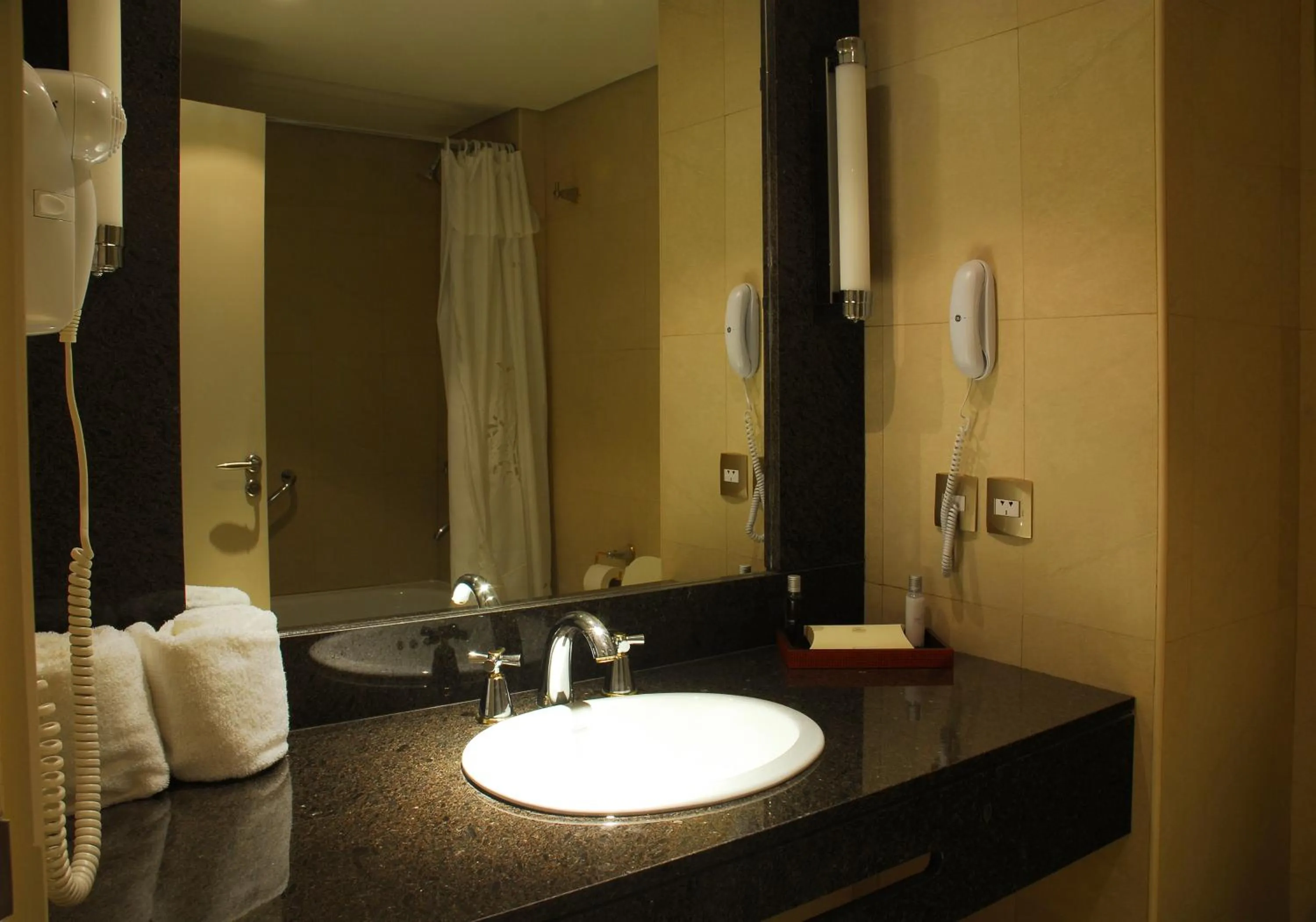 Bathroom in Howard Johnson Plaza Resort & Casino Mayorazgo