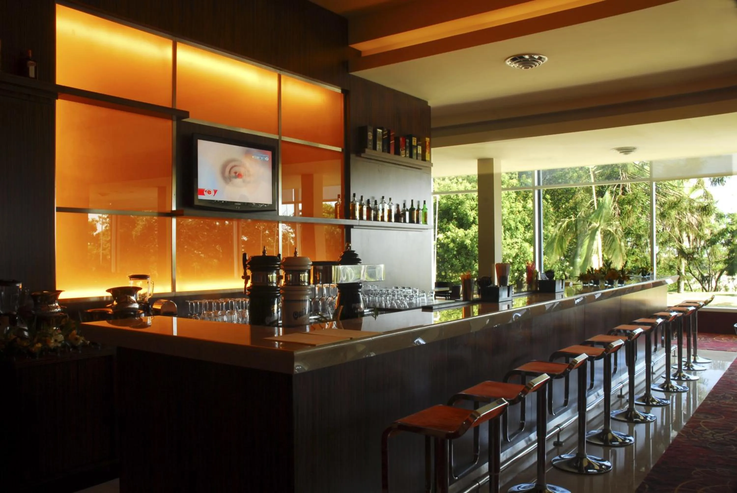 Lounge or bar in Howard Johnson Plaza Resort & Casino Mayorazgo