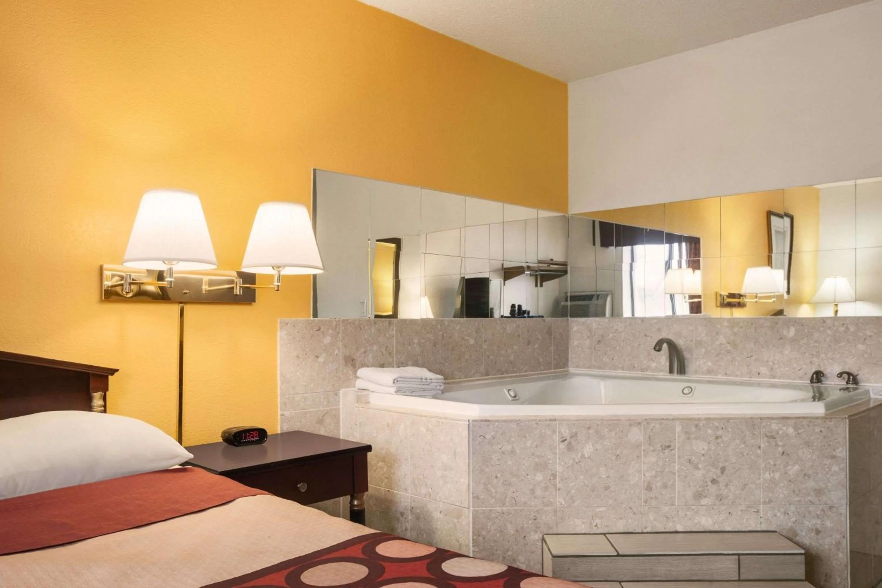 Photo of the whole room, Bed in Brookville Inn