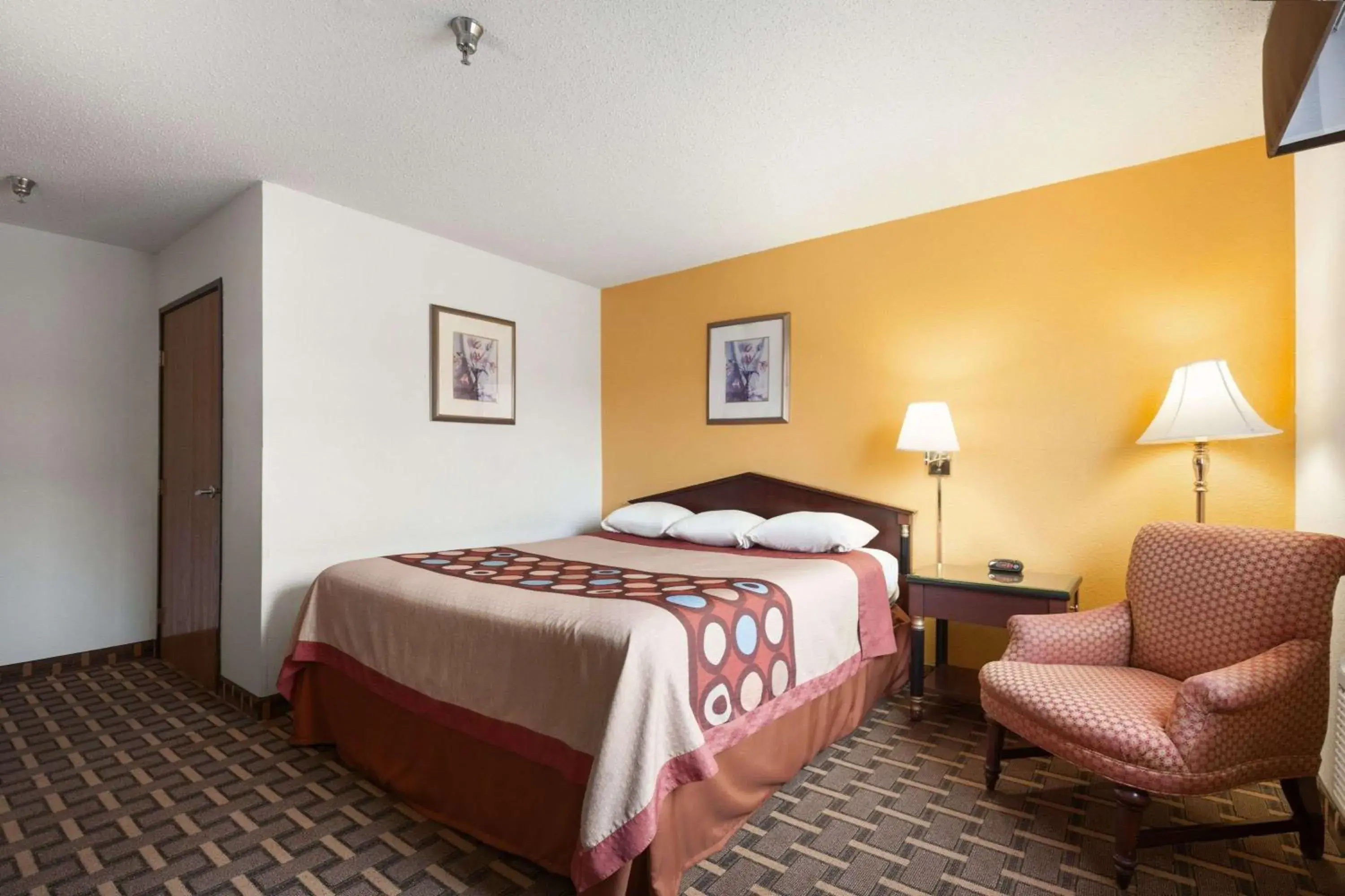 Photo of the whole room, Bed in Brookville Inn Photo of the whole room, Bed in Brookville Inn