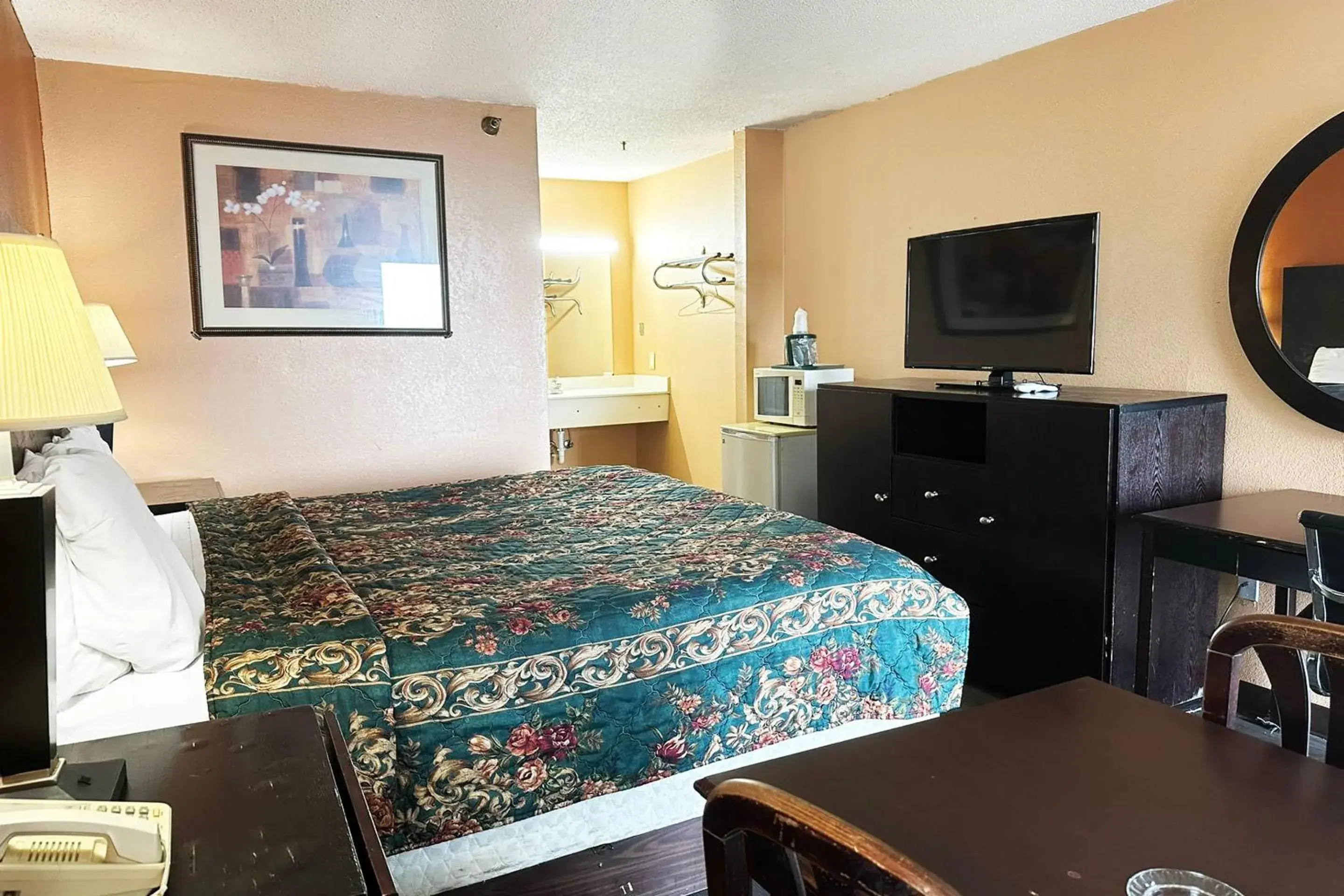 Bedroom, Bed in Garden Inn & Suites Bedroom, Bed in Garden Inn & Suites