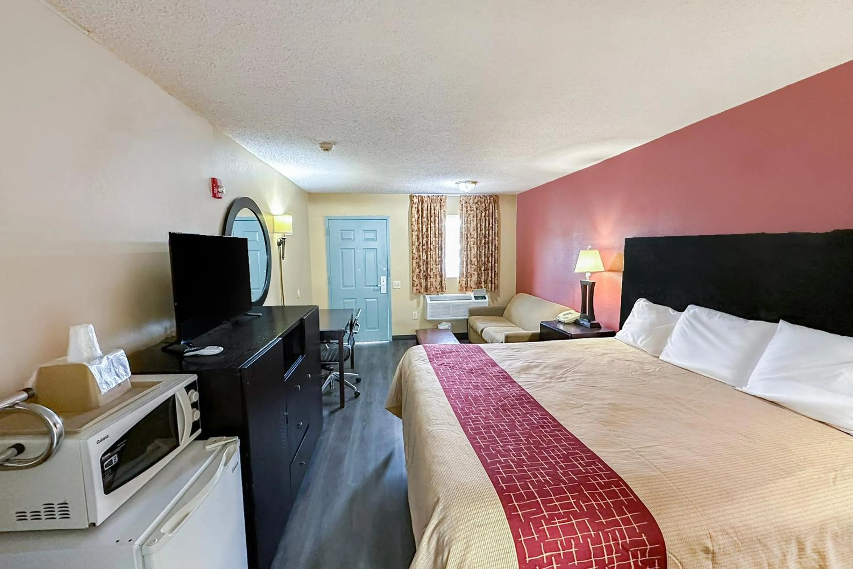 Bedroom, Bed in Garden Inn & Suites