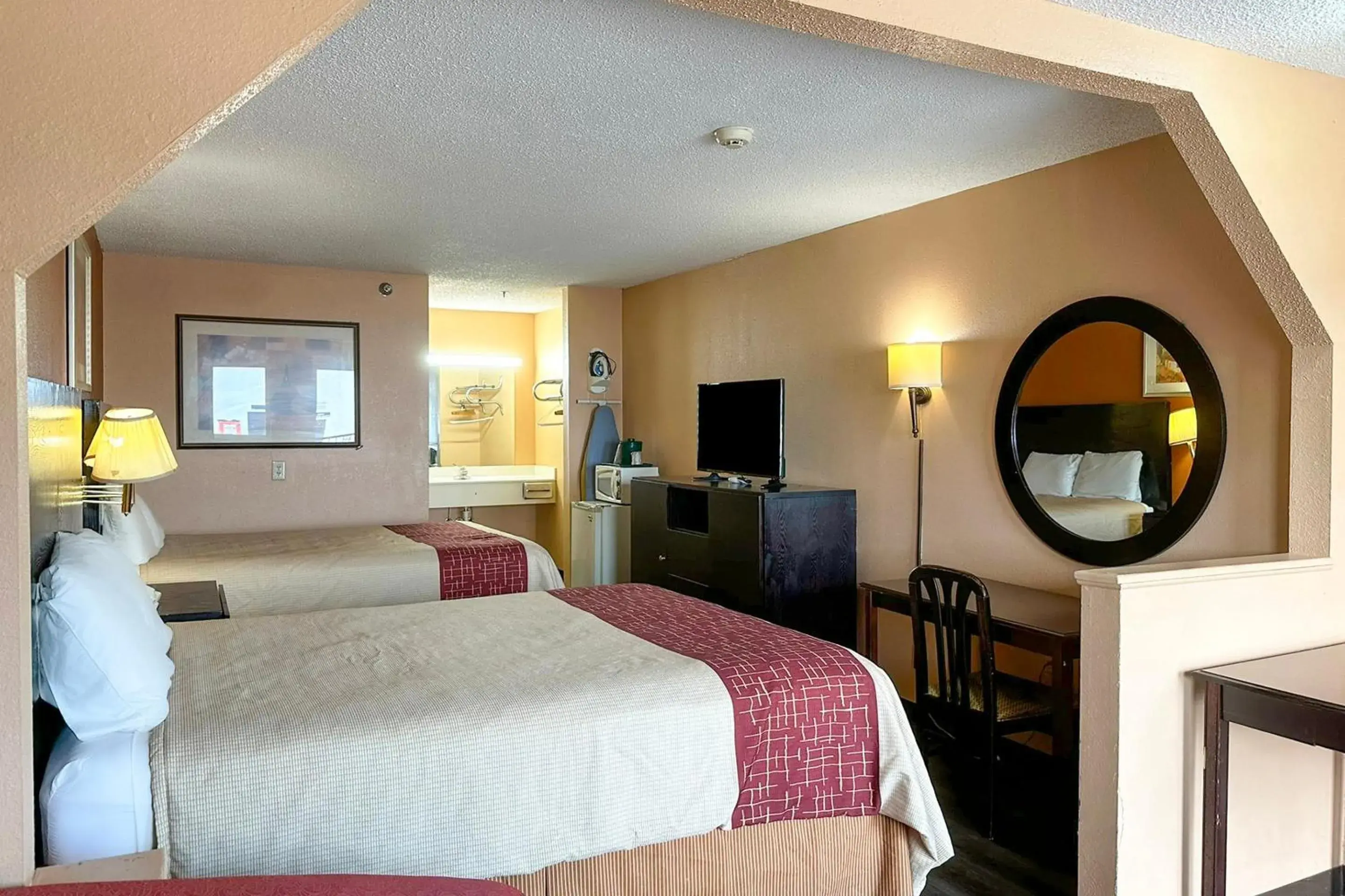 Bedroom, Bed in Garden Inn & Suites Bedroom, Bed in Garden Inn & Suites