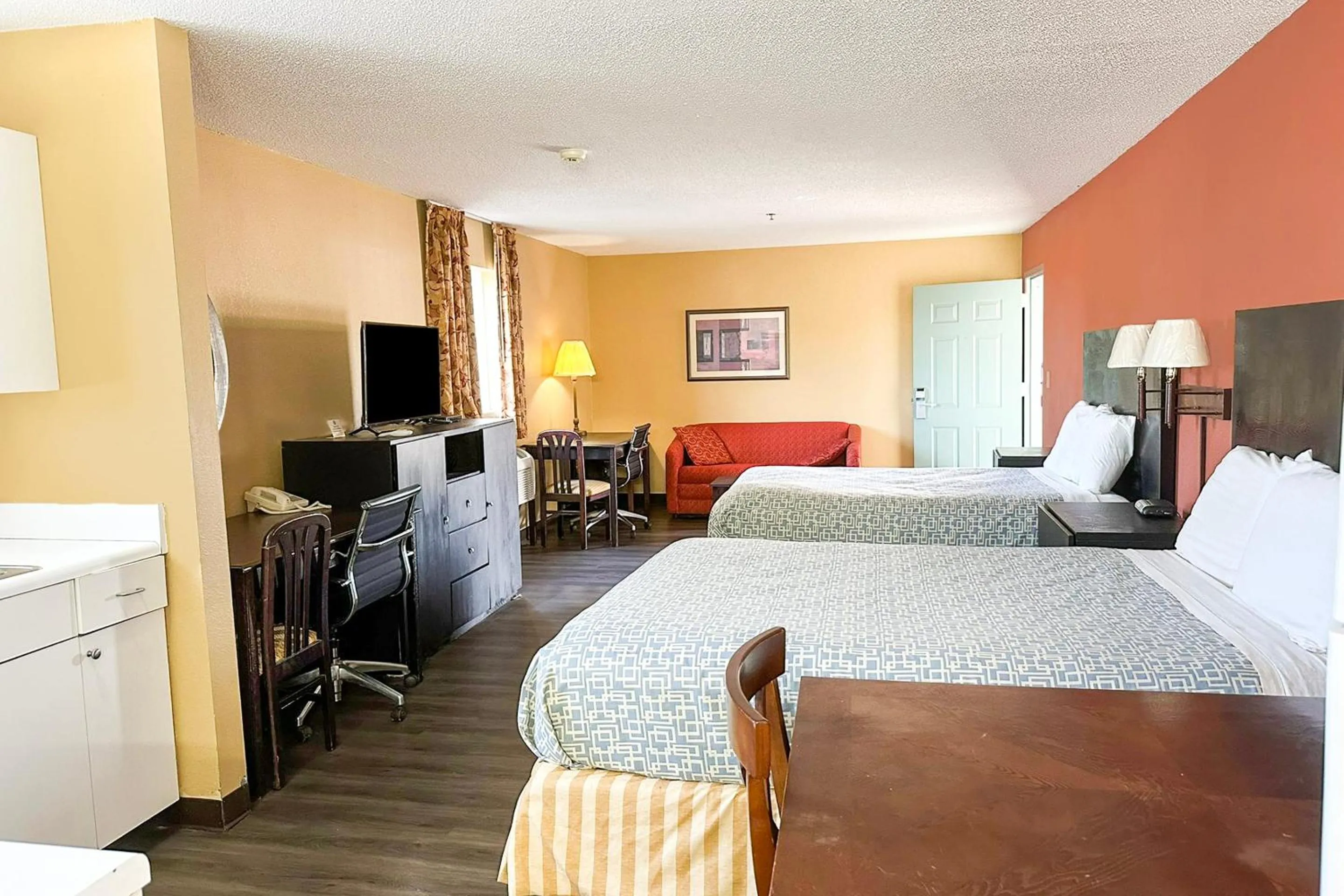 Bedroom, Bed in Garden Inn & Suites