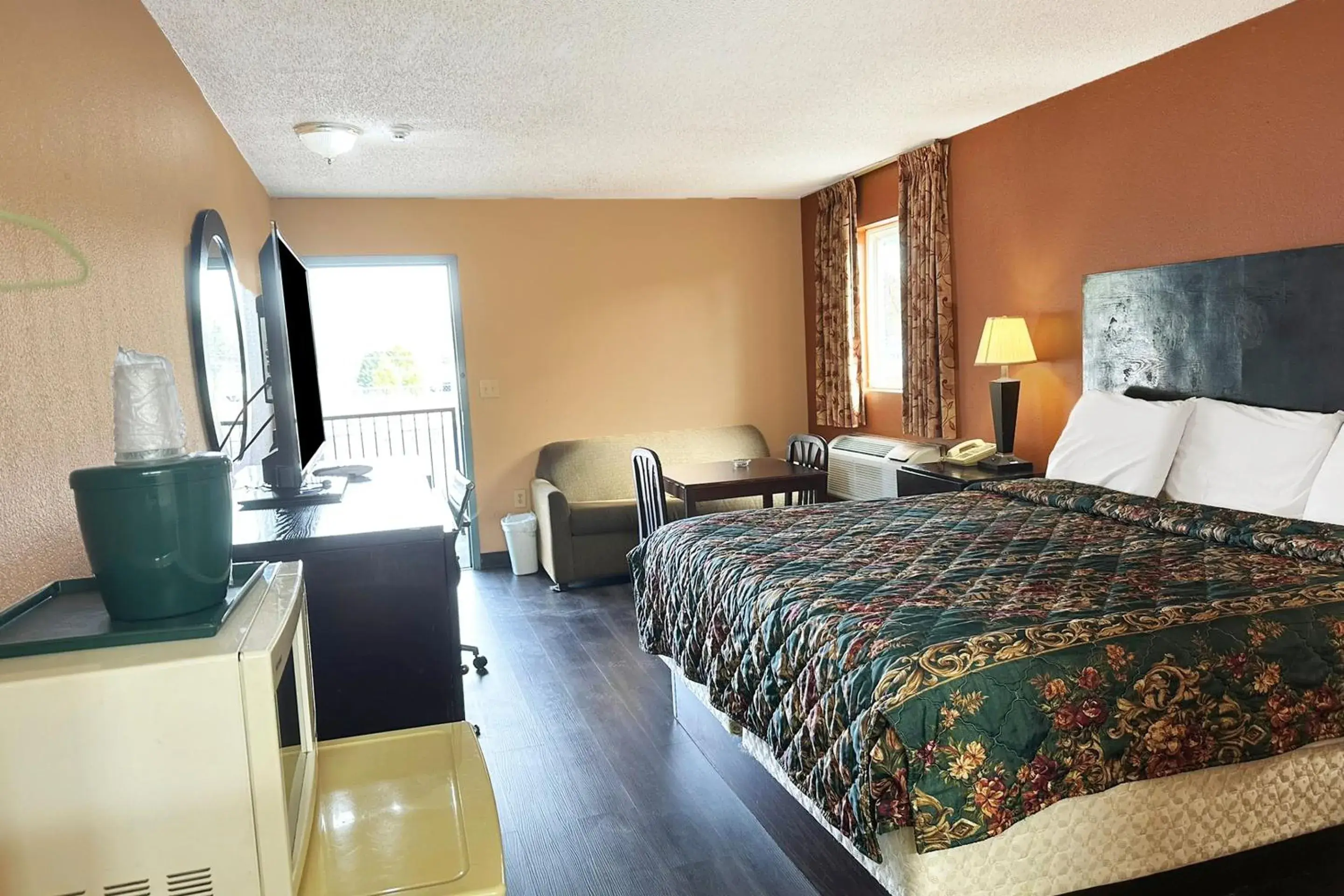Bedroom, Bed in Garden Inn & Suites Bedroom, Bed in Garden Inn & Suites