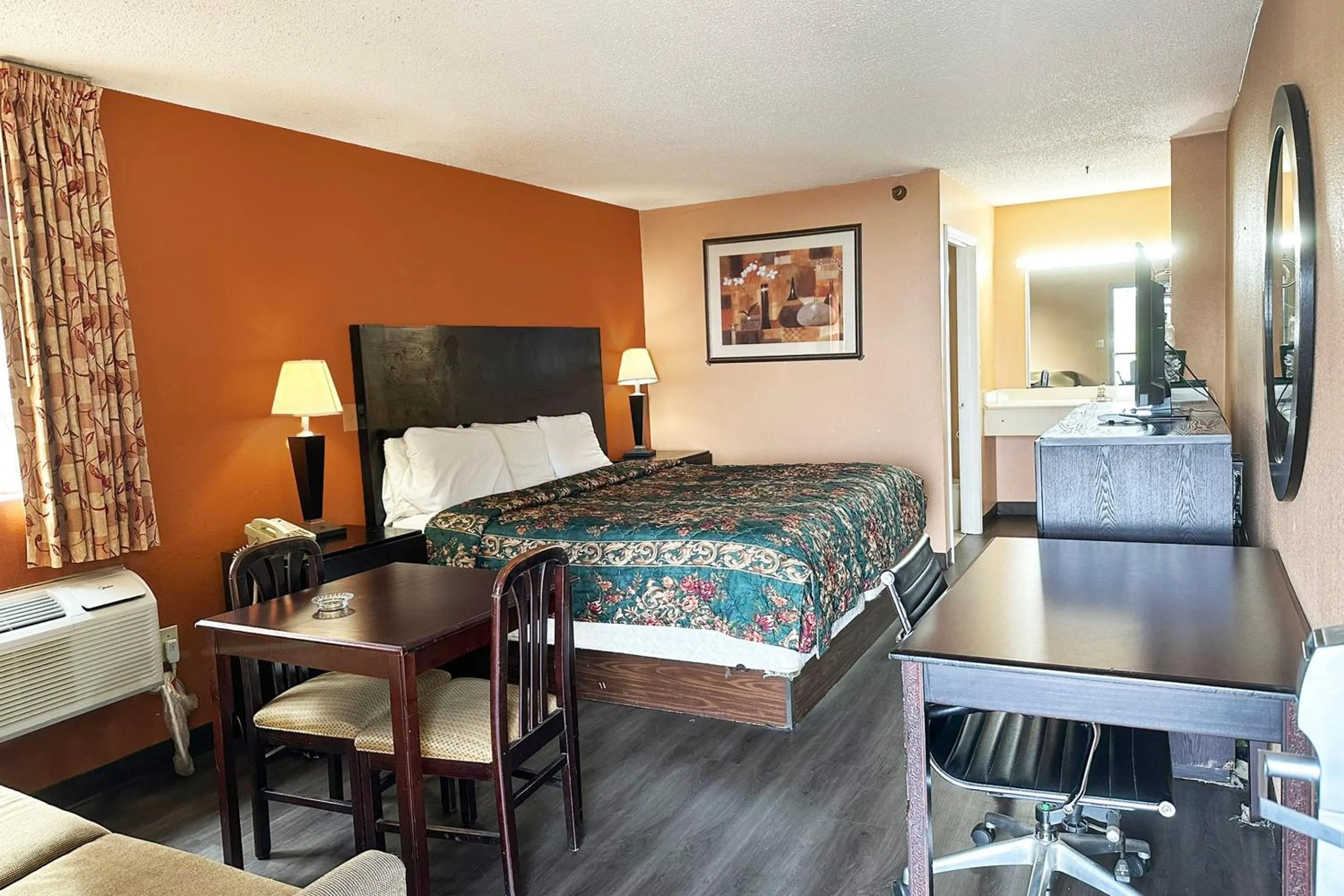 Bedroom, Bed in Garden Inn & Suites