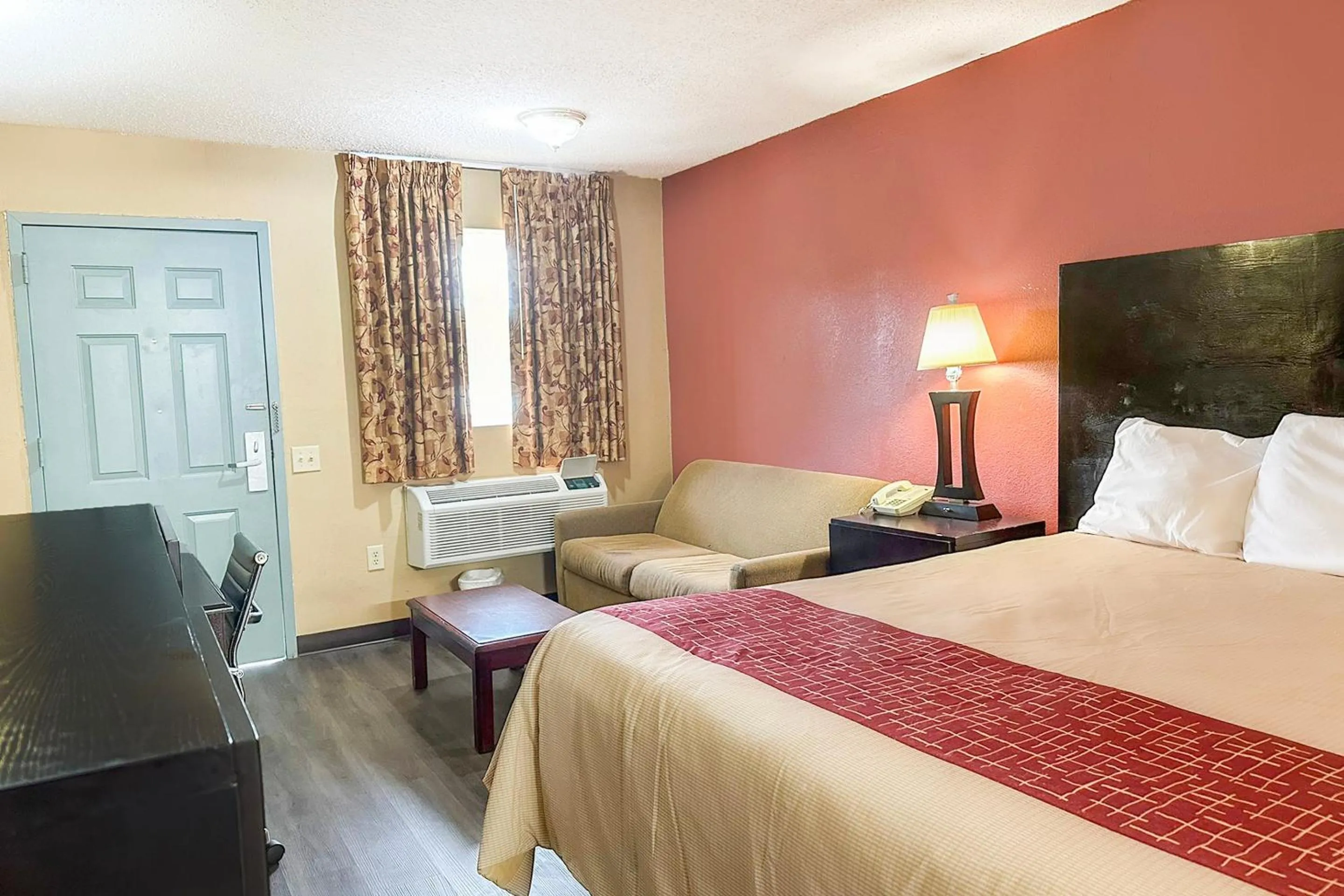 Bedroom, Bed in Garden Inn & Suites