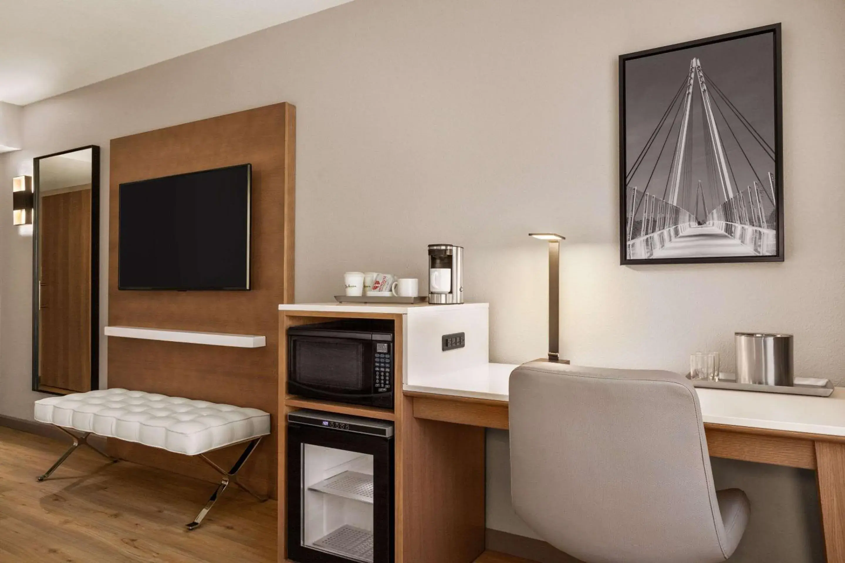 Bedroom, Bed in Radisson Hotel Sunnyvale - Silicon Valley Bedroom, Bed in Radisson Hotel Sunnyvale - Silicon Valley