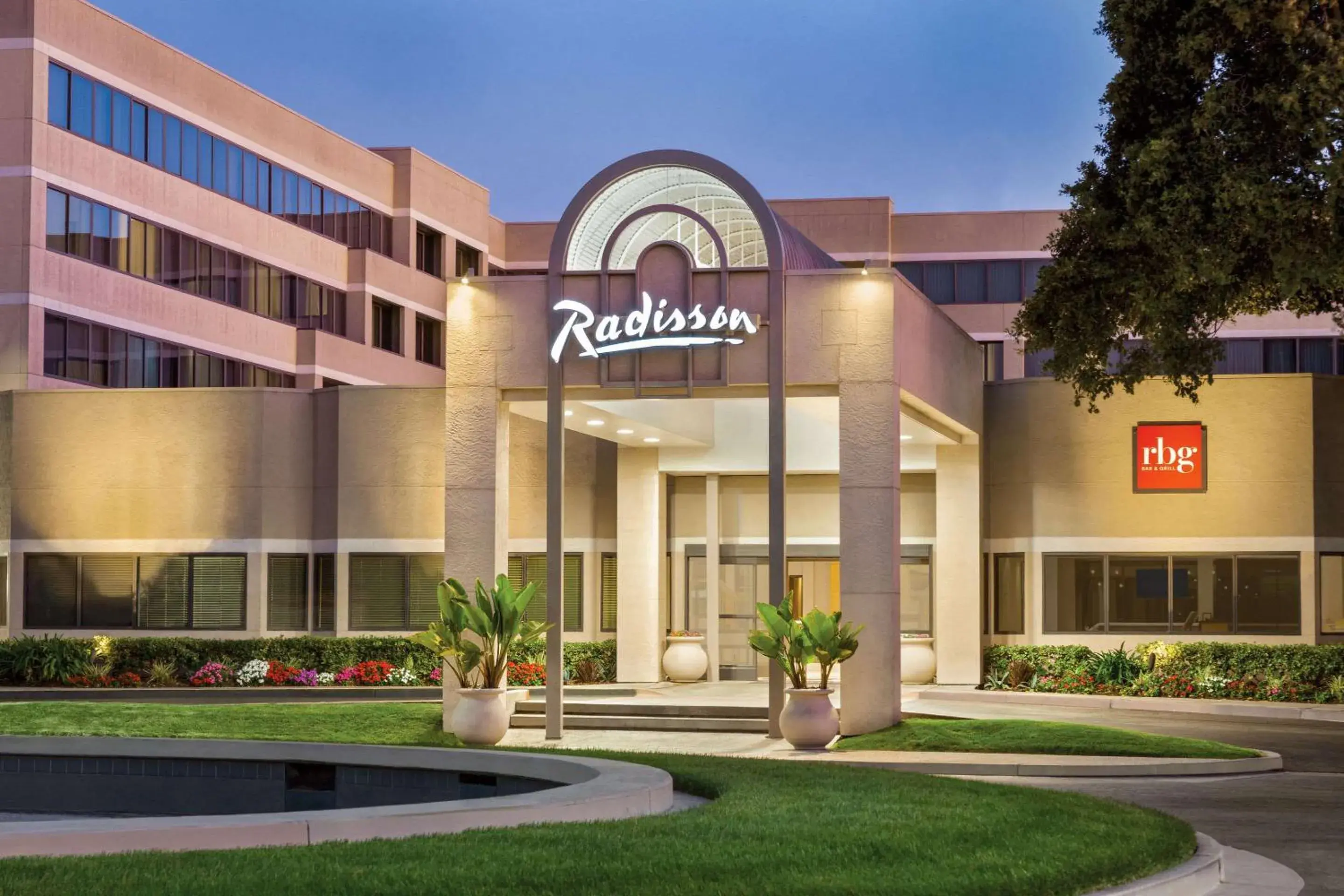 Property building in Radisson Hotel Sunnyvale - Silicon Valley Property building in Radisson Hotel Sunnyvale - Silicon Valley