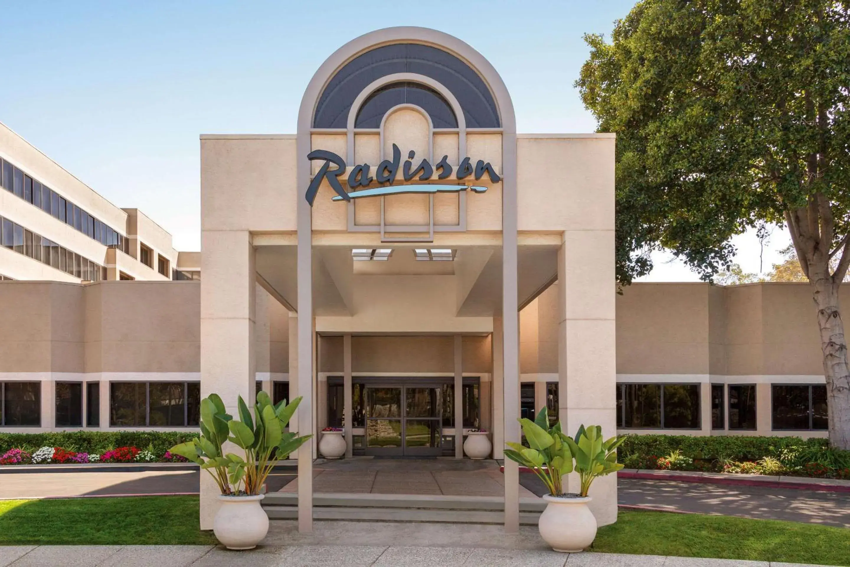 Property building in Radisson Hotel Sunnyvale - Silicon Valley Property building in Radisson Hotel Sunnyvale - Silicon Valley