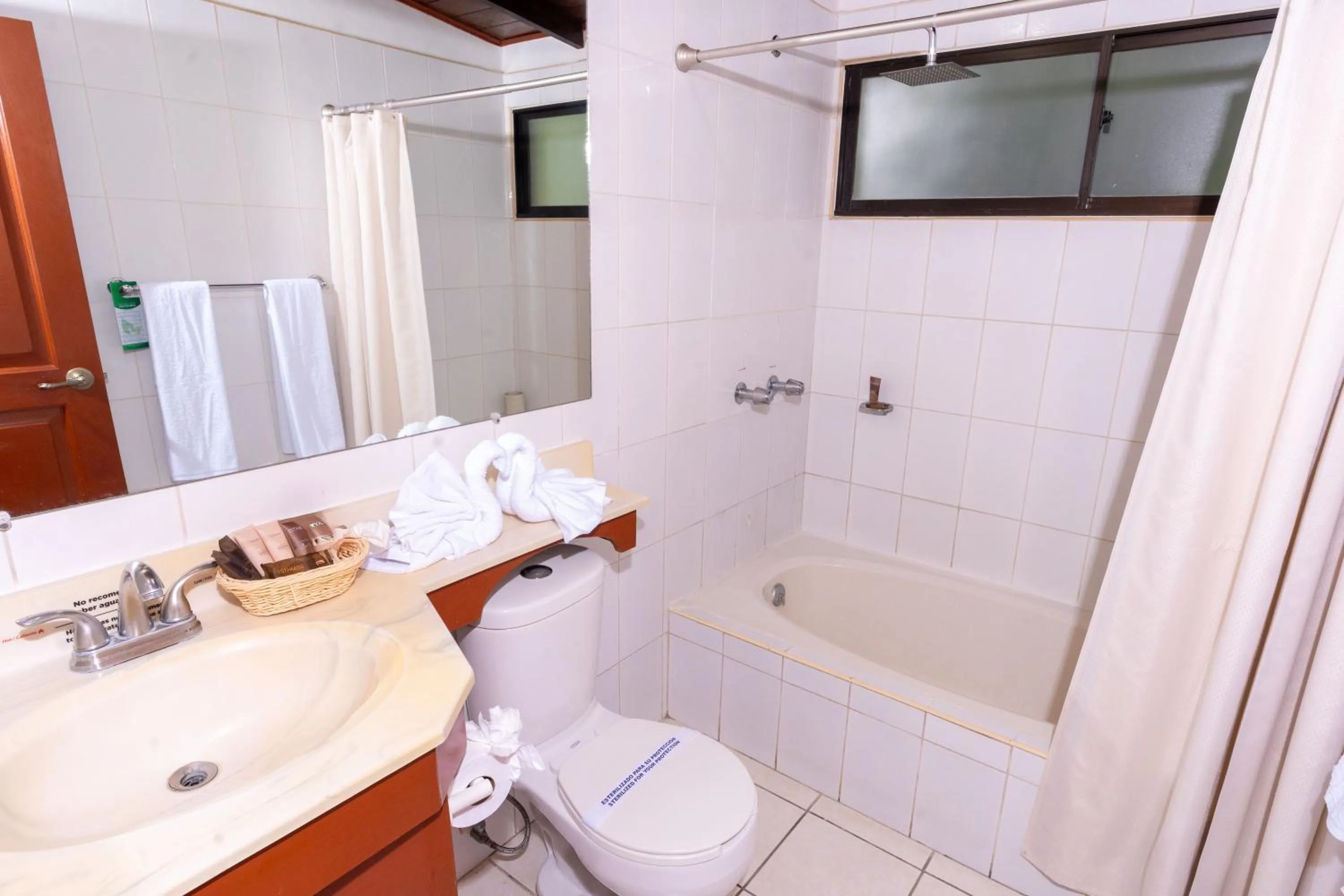 Shower in Best Western Las Mercedes Airport