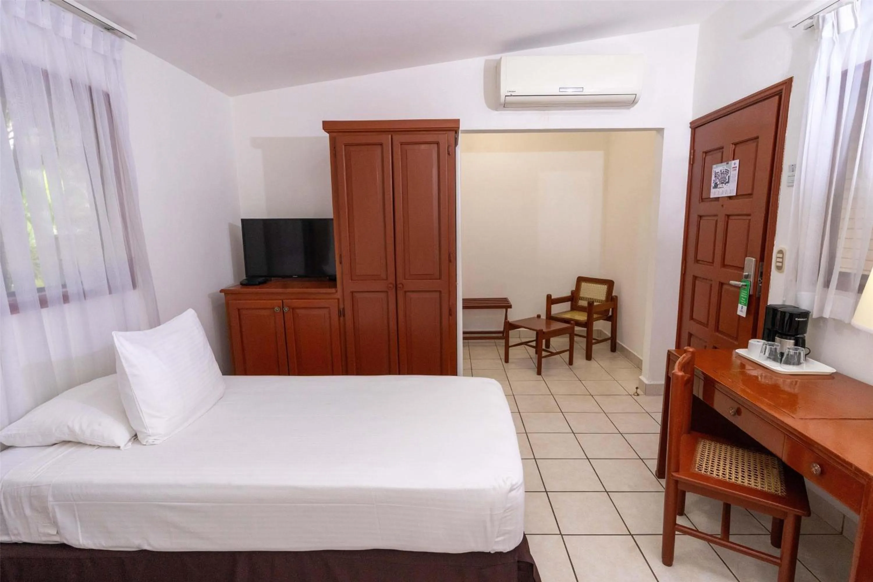 Bedroom, Bed in Best Western Las Mercedes Airport