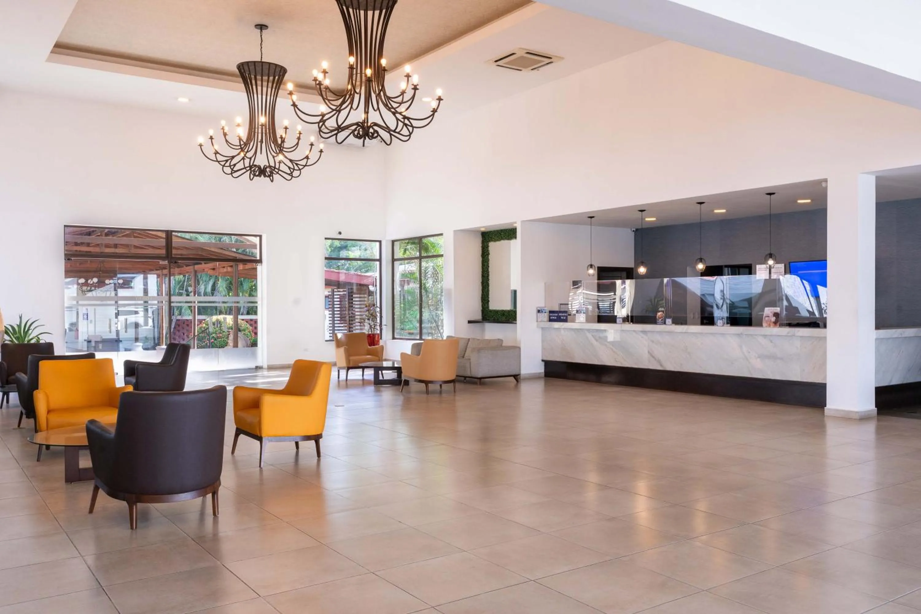 Lobby or reception in Best Western Las Mercedes Airport