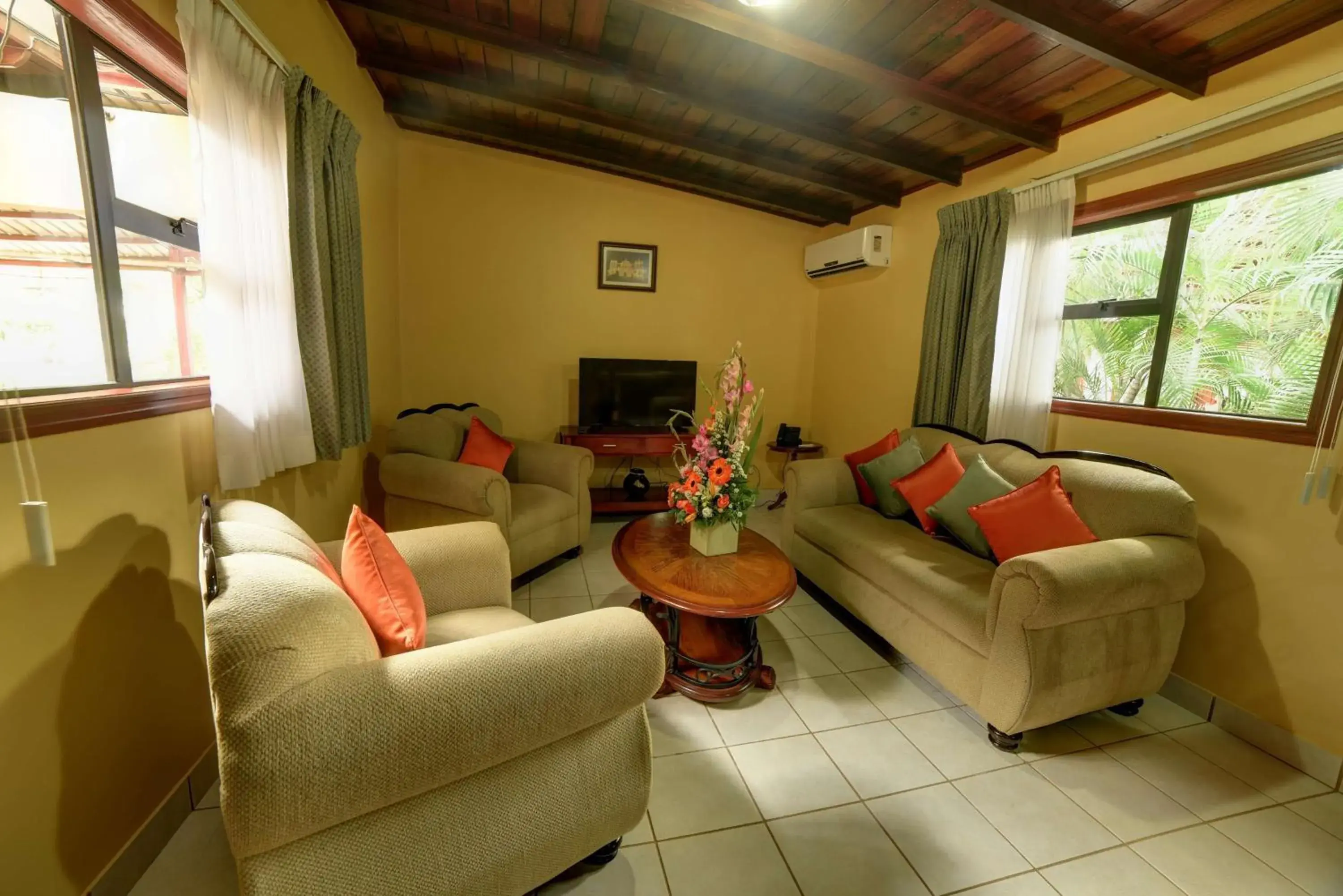 King Suite in Best Western Las Mercedes Airport King Suite in Best Western Las Mercedes Airport