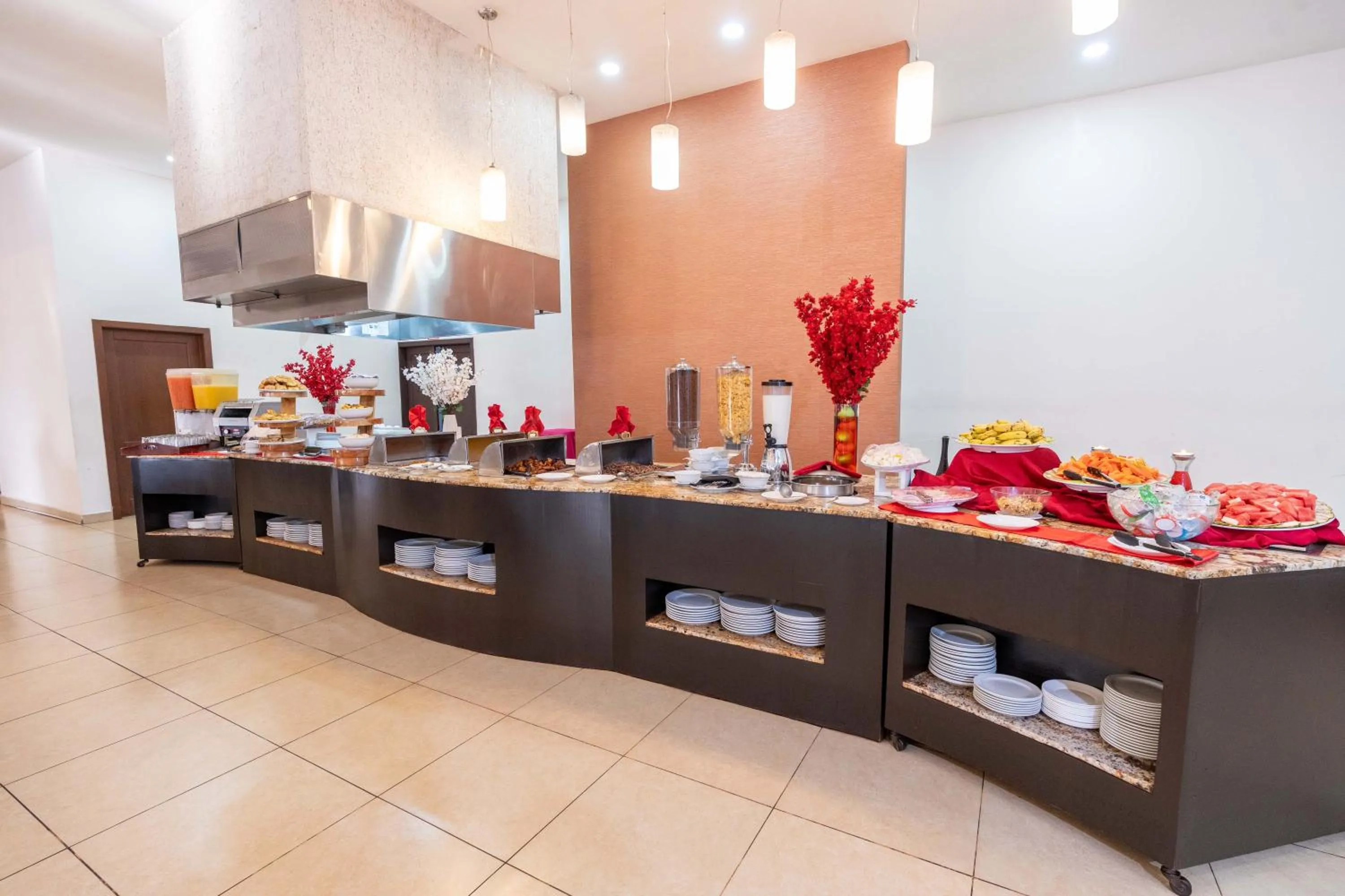 Food and drinks in Best Western Las Mercedes Airport