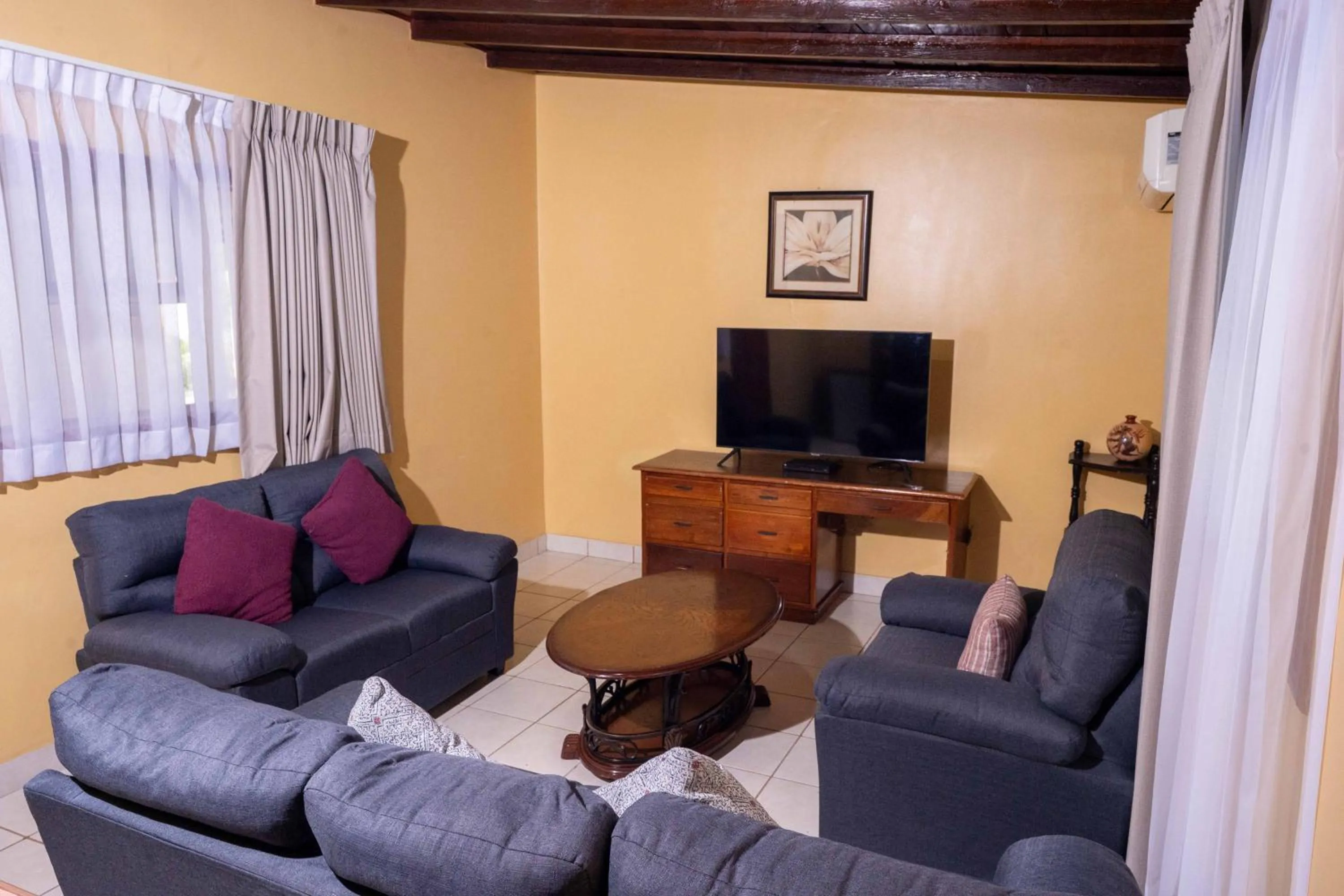 Living room in Best Western Las Mercedes Airport