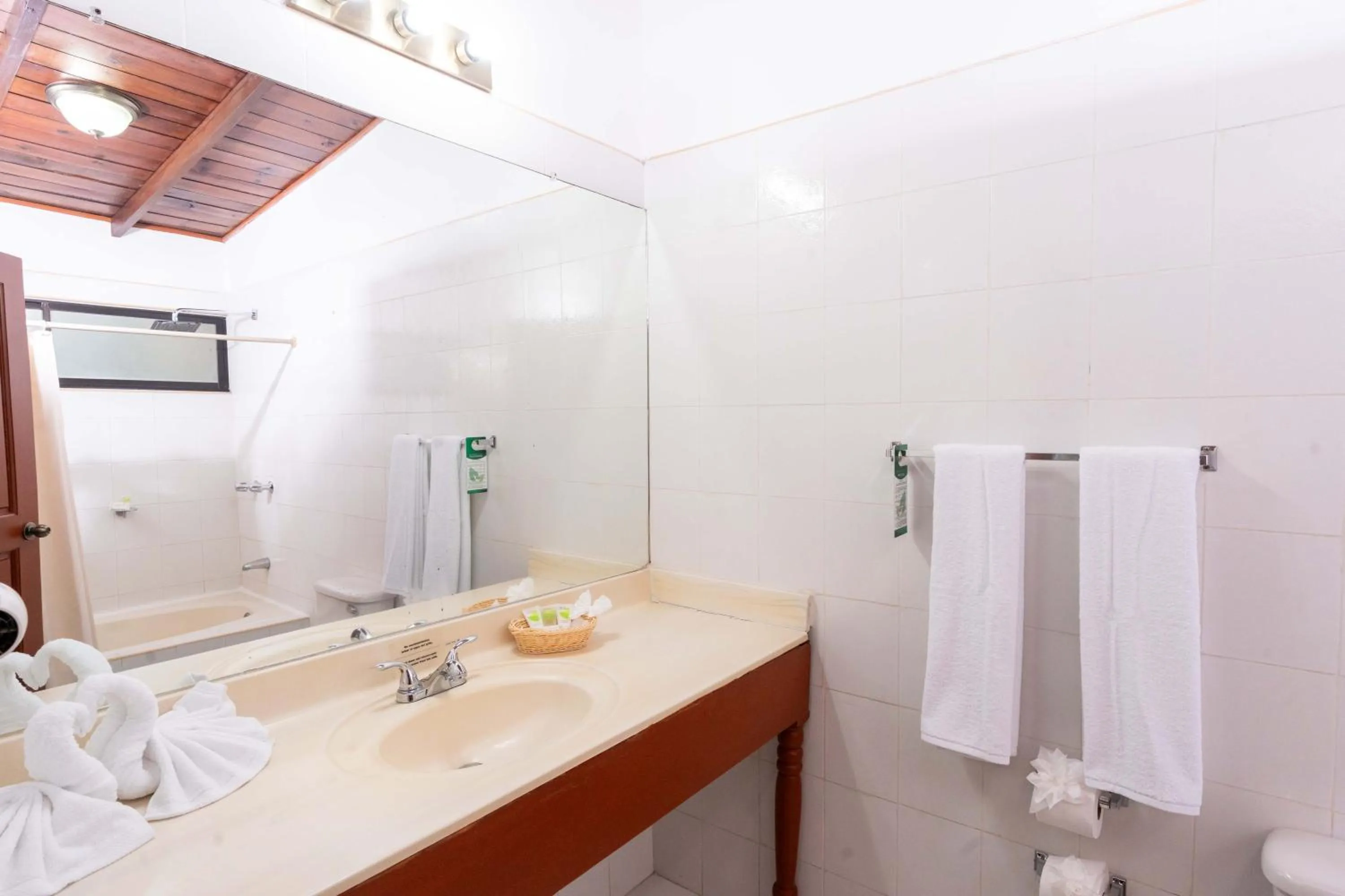 Bathroom in Best Western Las Mercedes Airport