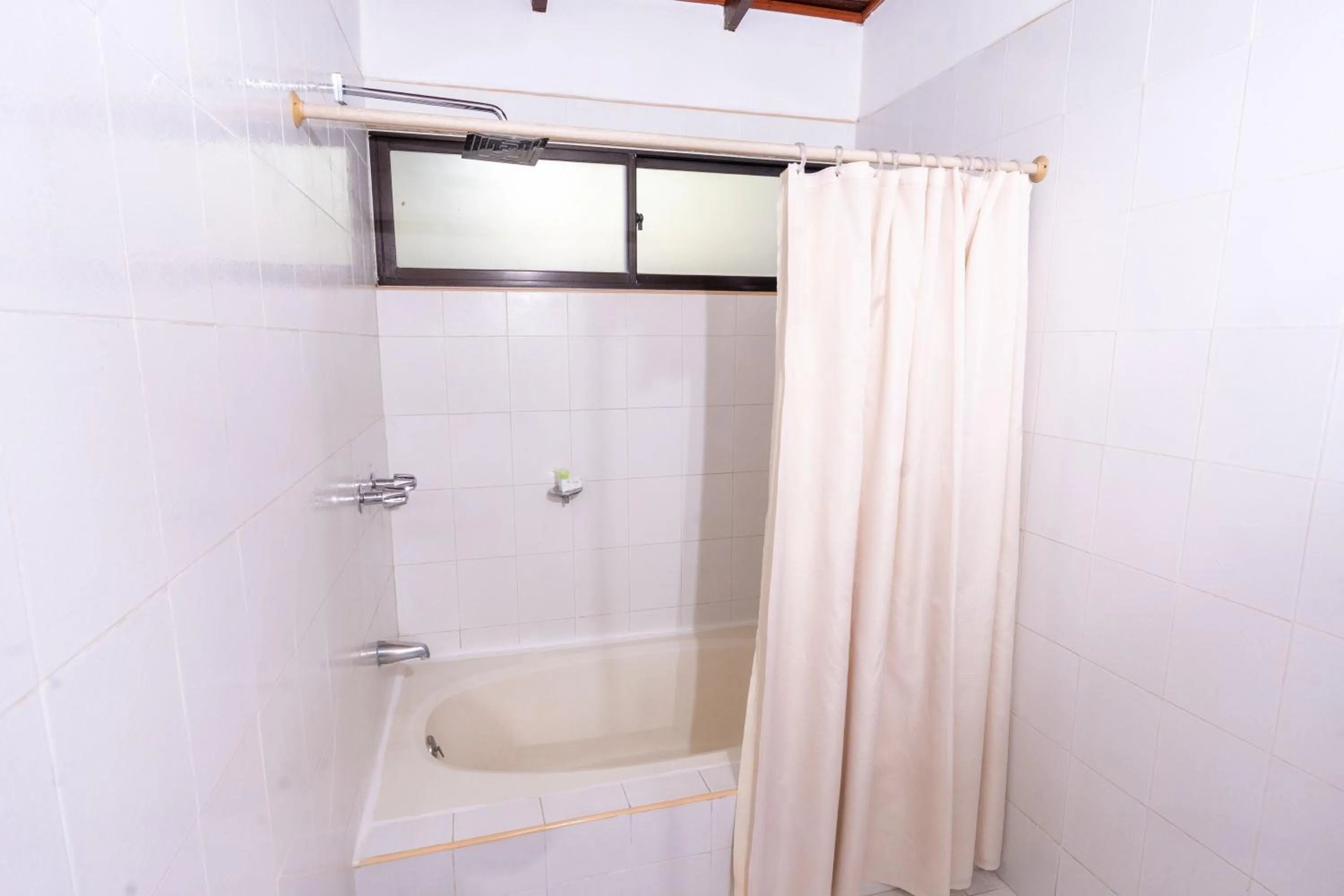 Bathroom in Best Western Las Mercedes Airport