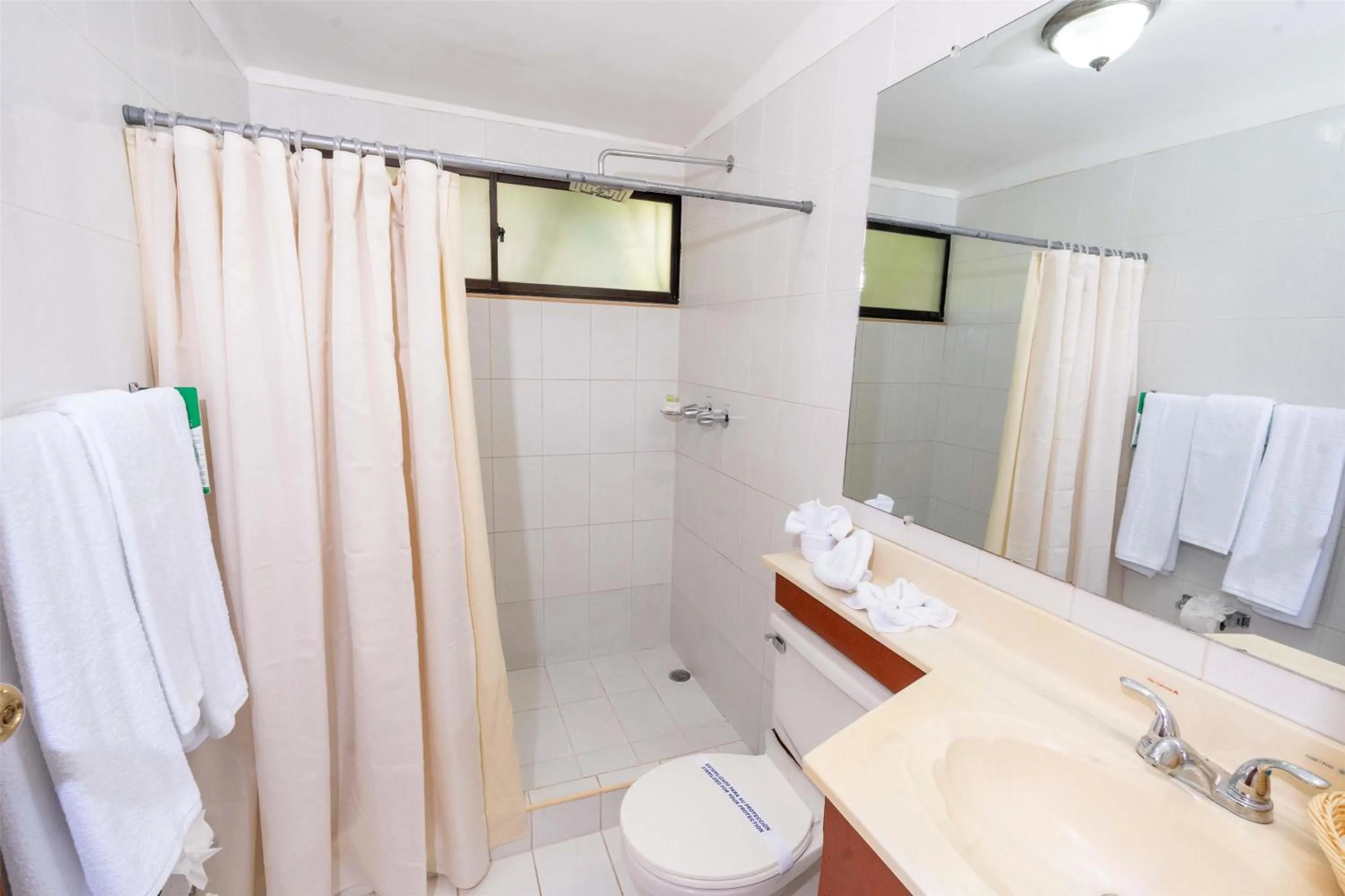 Bathroom in Best Western Las Mercedes Airport