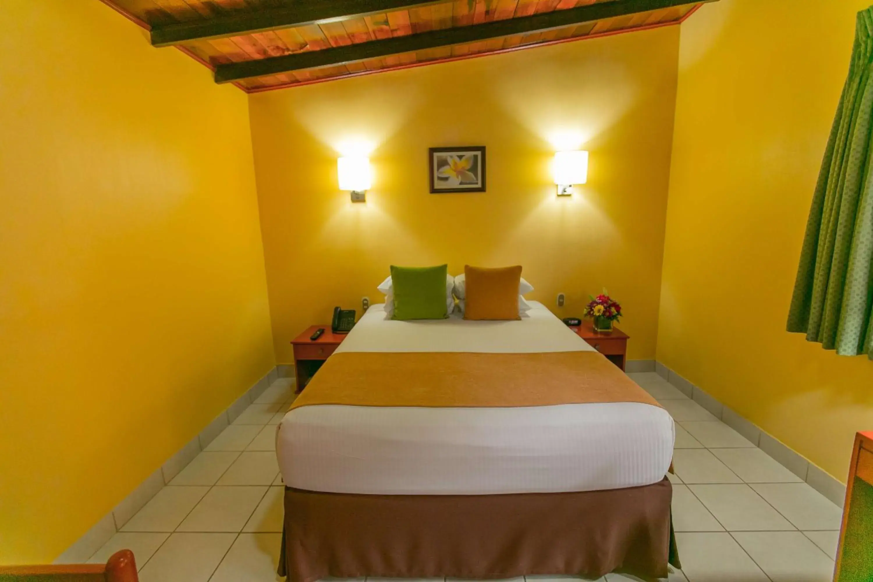 Standard Queen Room in Best Western Las Mercedes Airport Standard Queen Room in Best Western Las Mercedes Airport