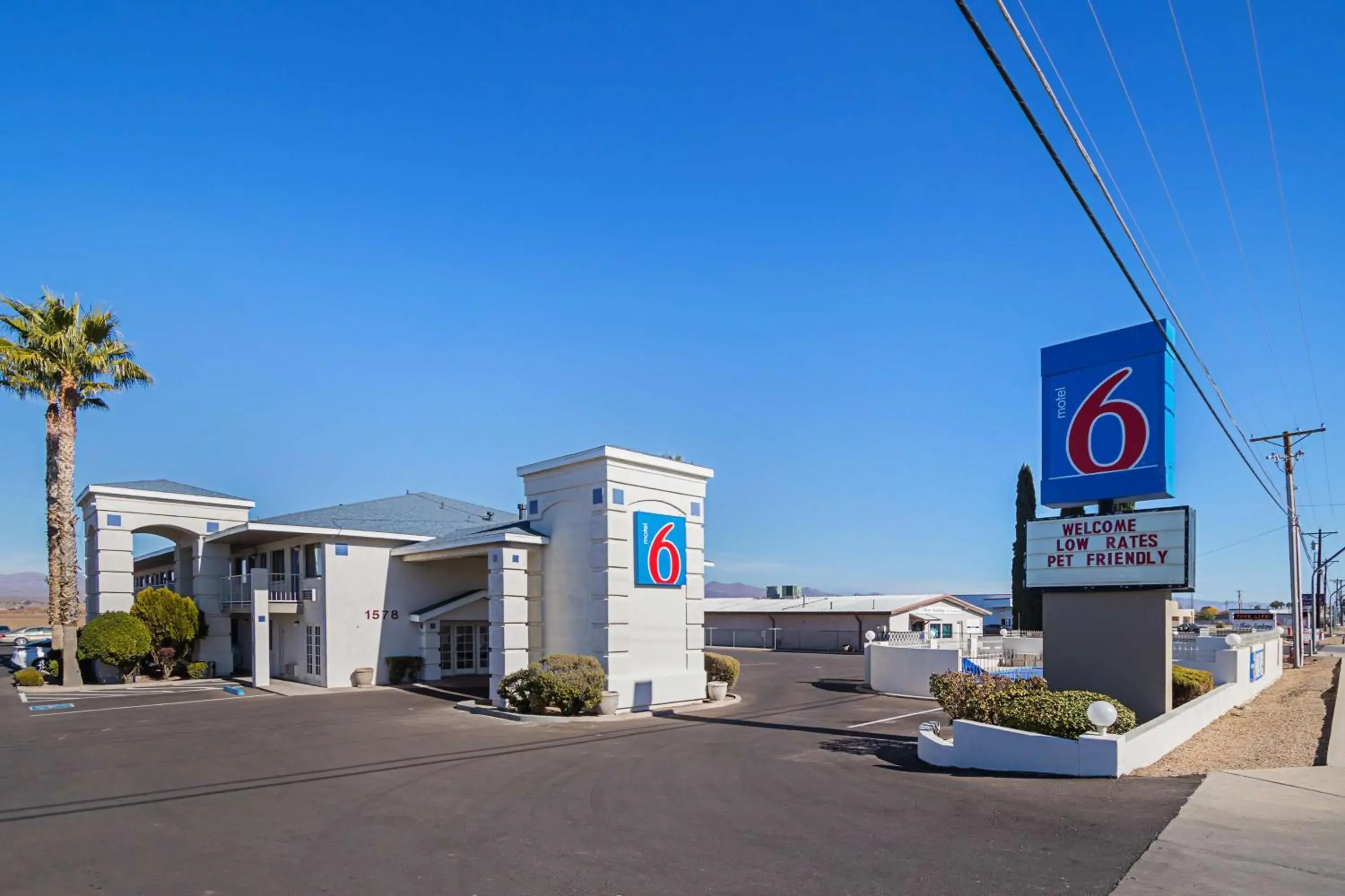 Property building in Motel 6-Safford, AZ Property building in Motel 6-Safford, AZ