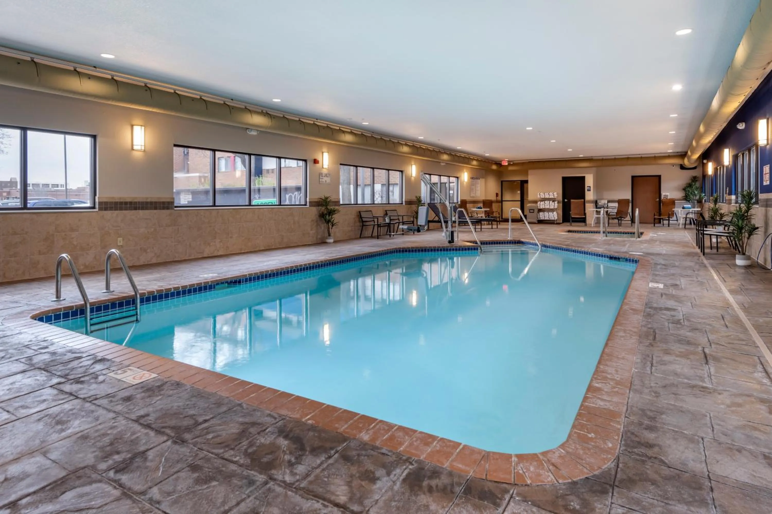 Swimming pool in Best Western Bloomington Edina - Minneapolis