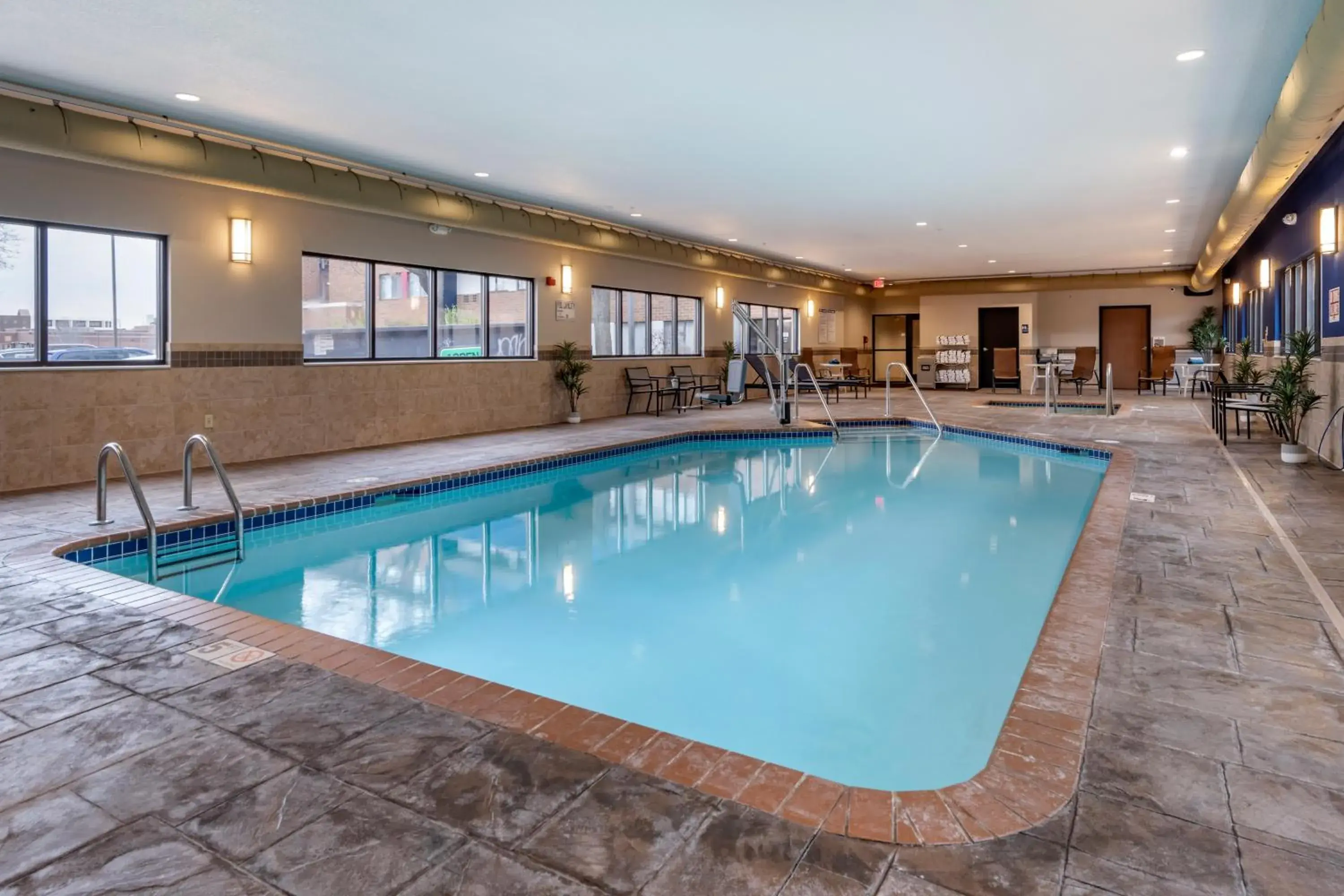 Swimming pool in Best Western Bloomington Edina - Minneapolis Swimming pool in Best Western Bloomington Edina - Minneapolis