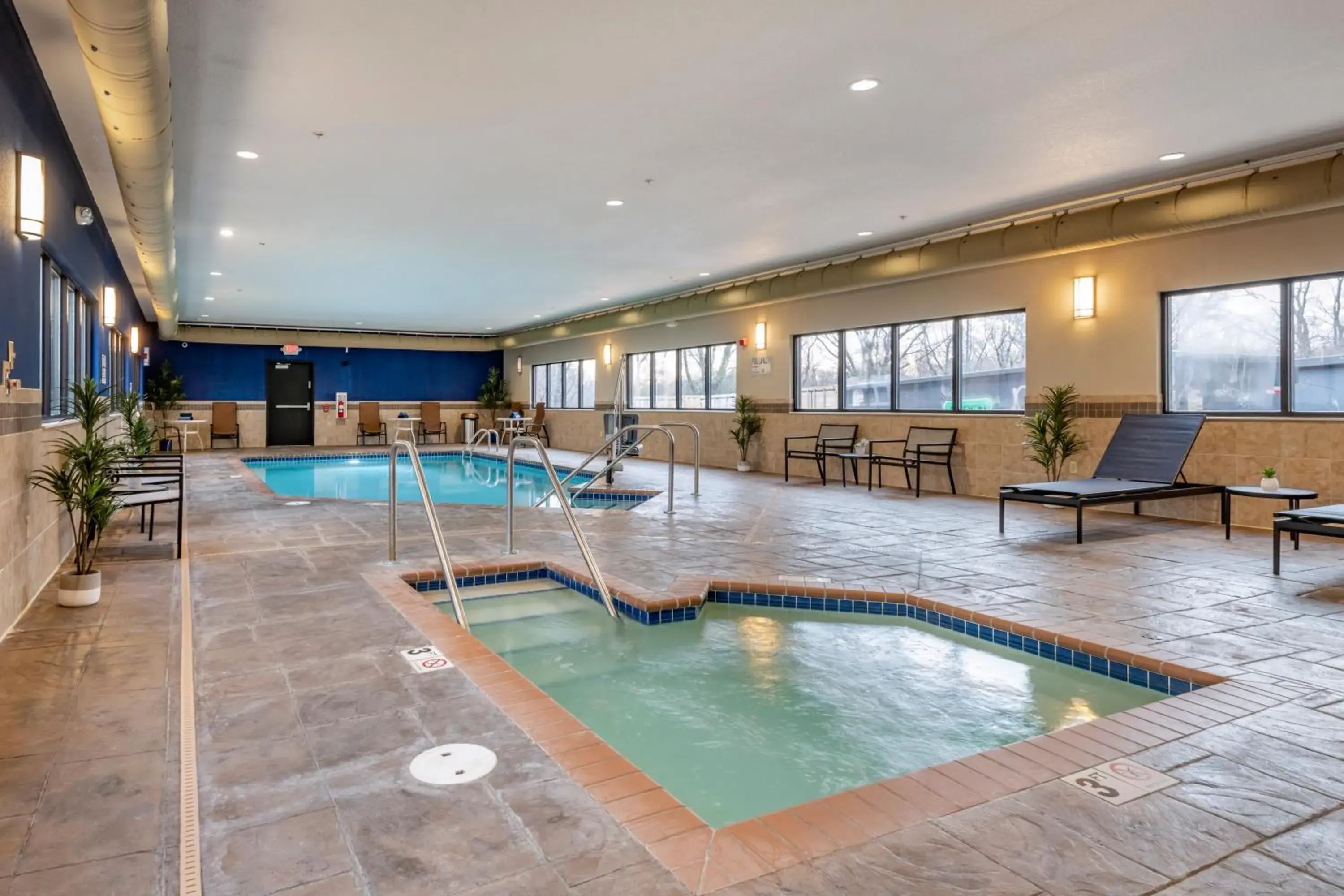 Swimming pool in Best Western Bloomington Edina - Minneapolis Swimming pool in Best Western Bloomington Edina - Minneapolis