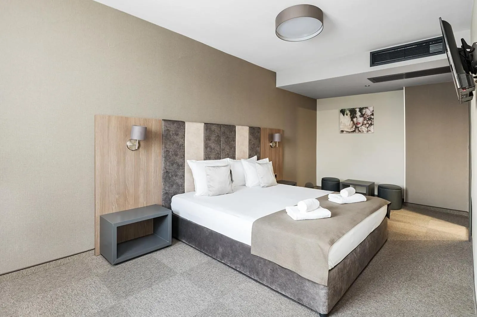 Bed in Jitomir Hotel