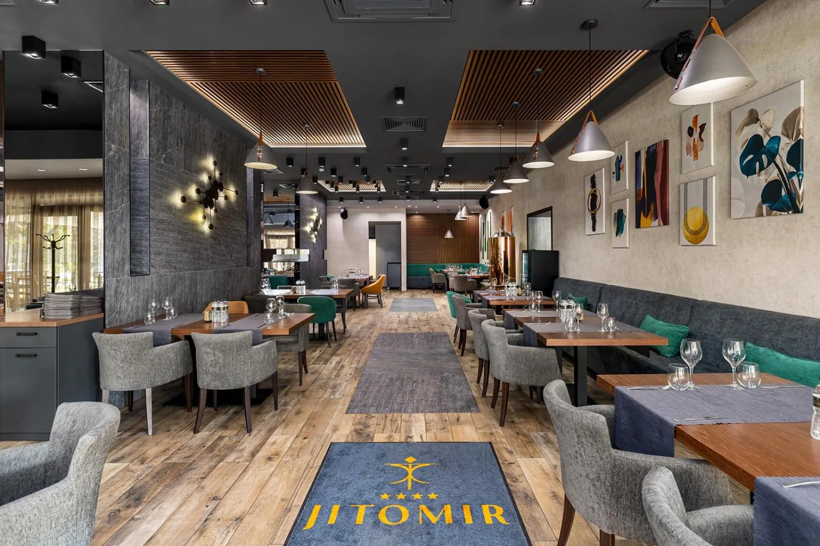 Restaurant/places to eat in Jitomir Hotel