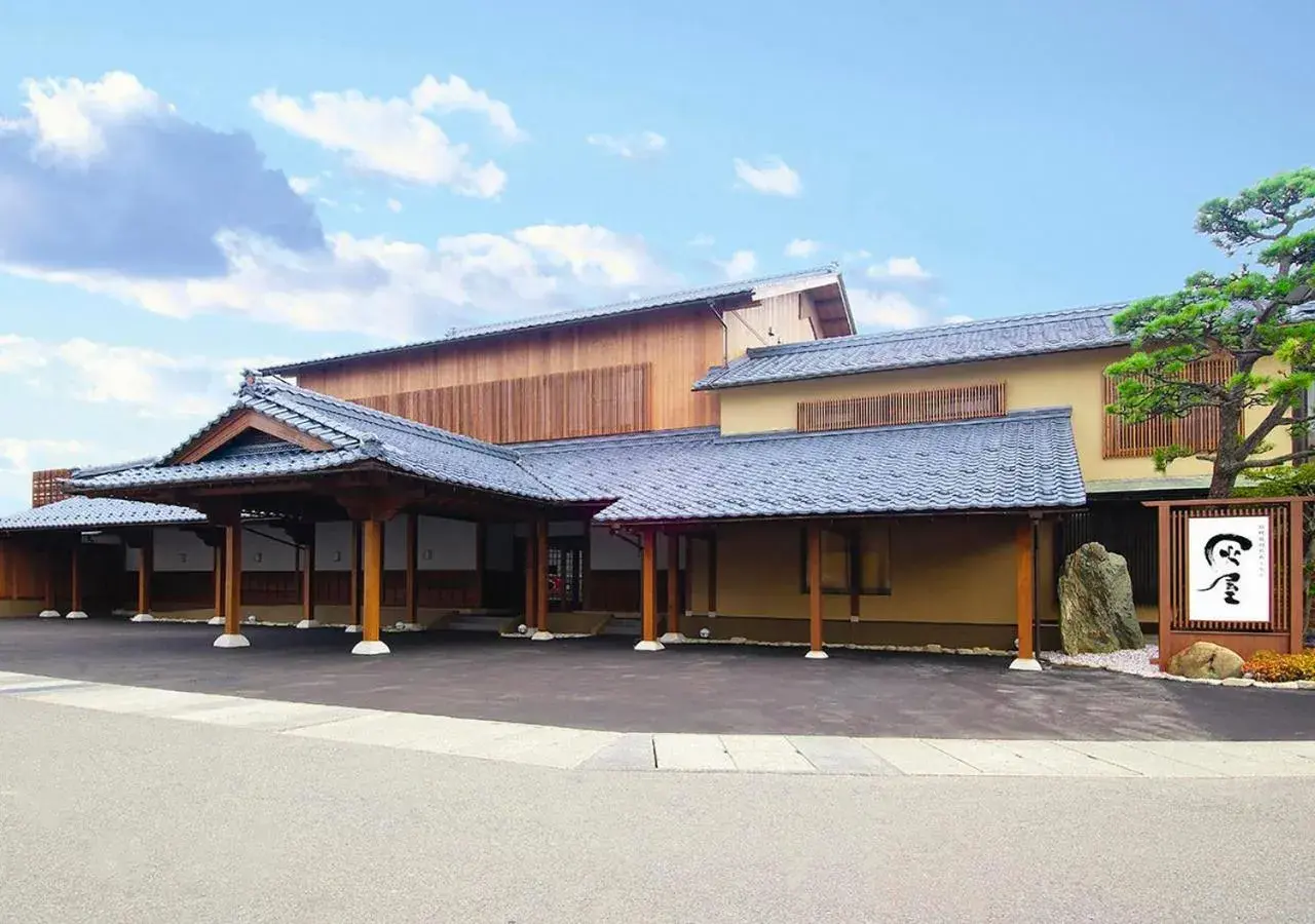 Facade/entrance in Haiya Facade/entrance in Haiya