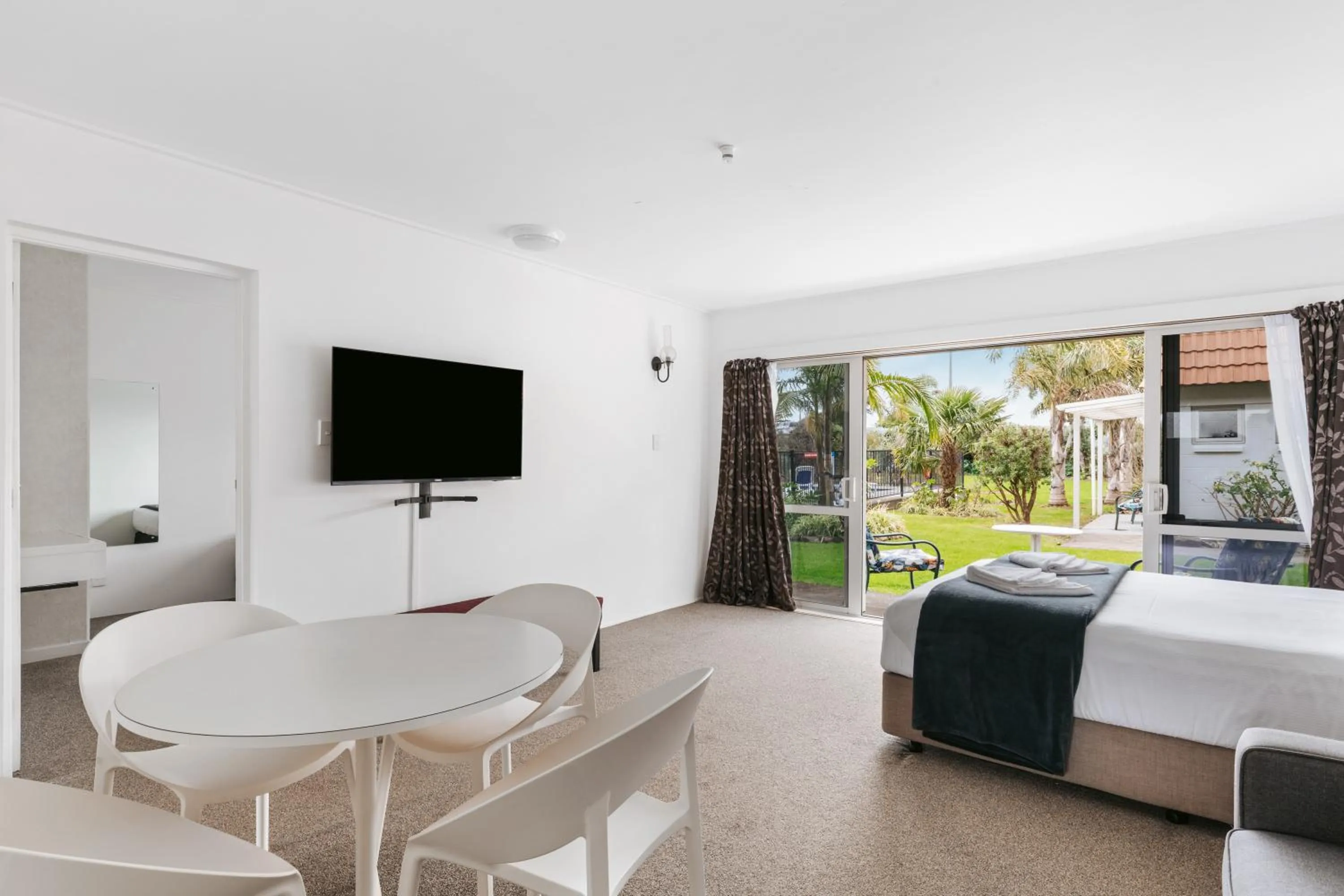 TV and multimedia, Bed in Avalon Motel Thames - Wenzel Motels