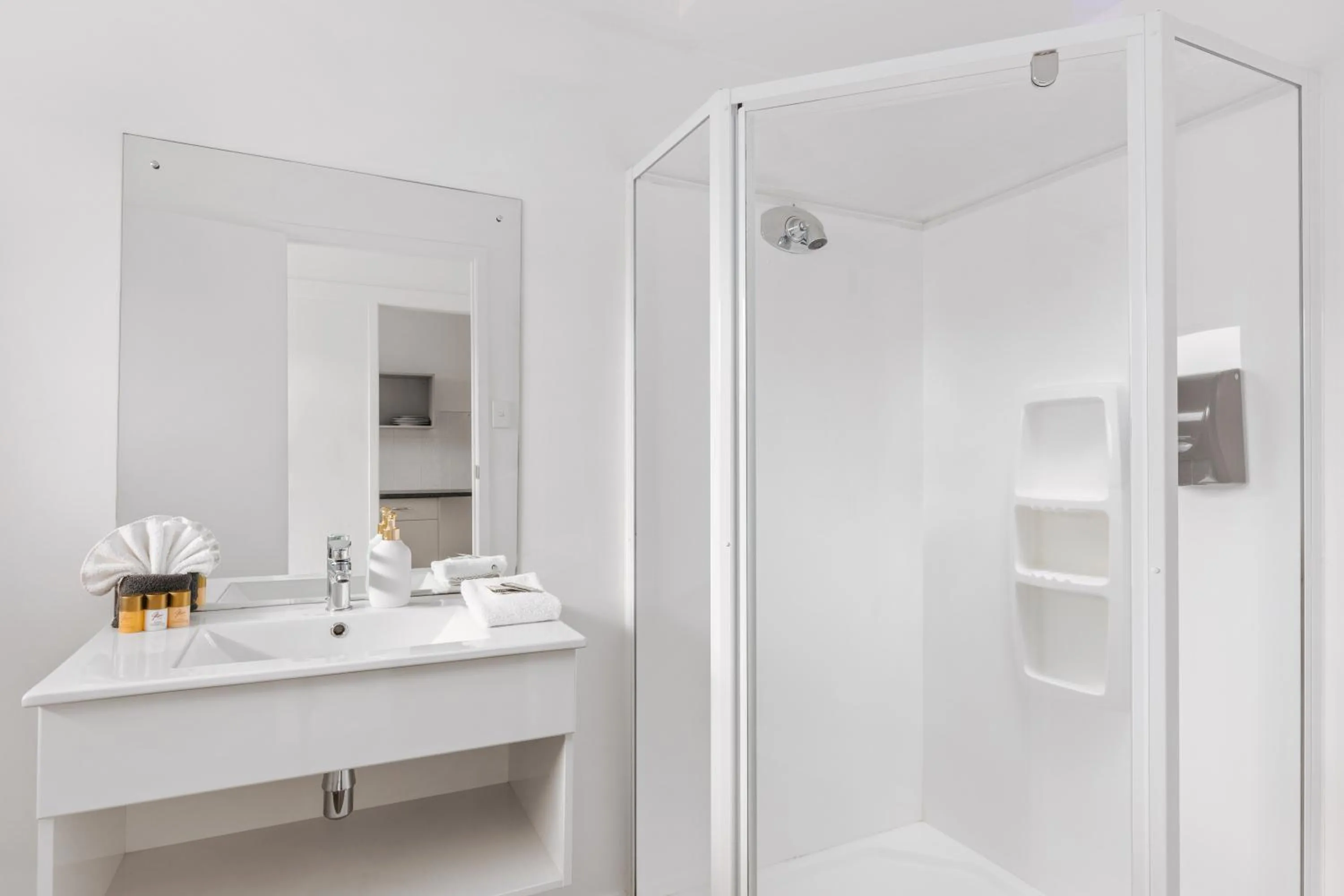 Shower in Avalon Motel Thames - Wenzel Motels