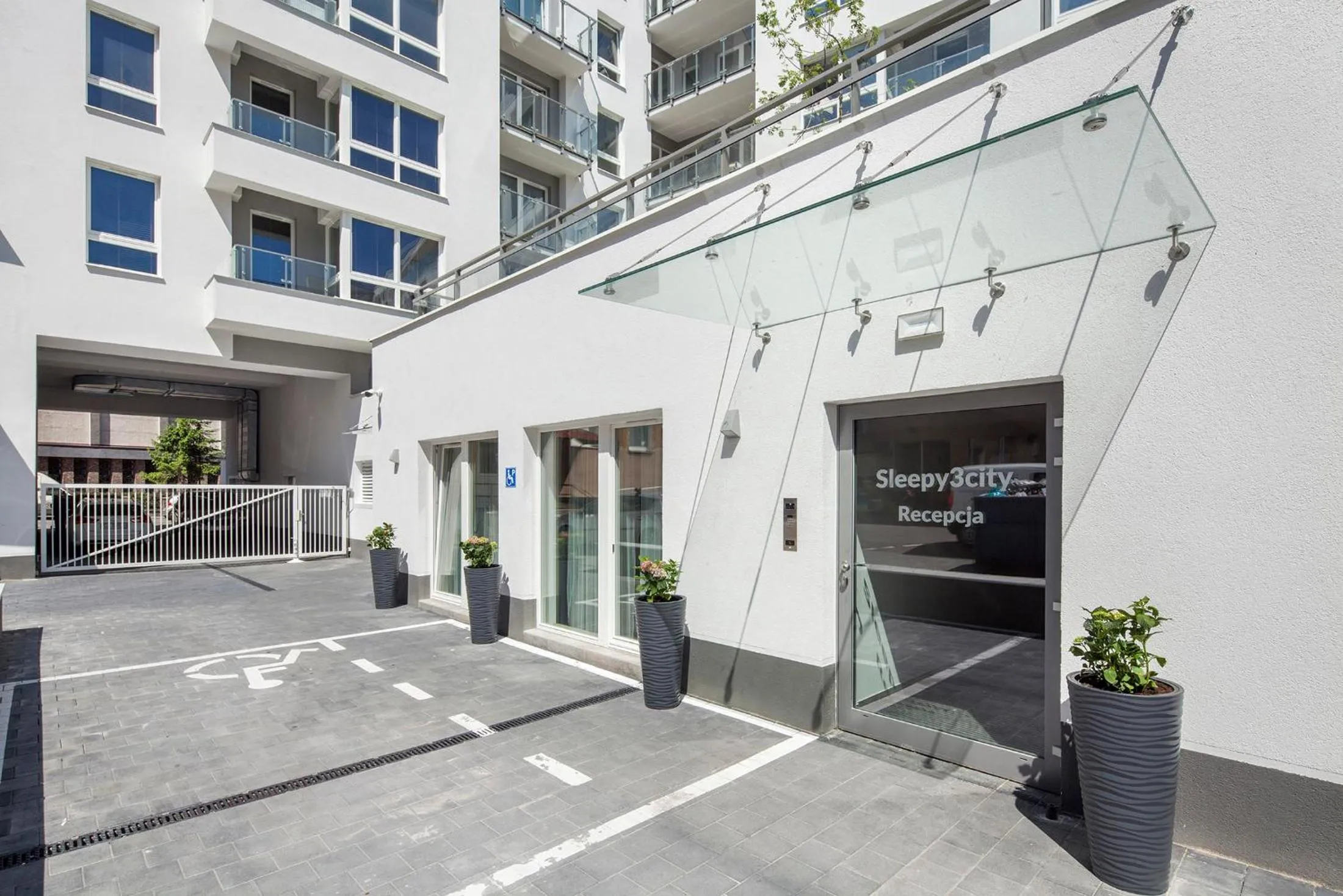 Facade/entrance in Sleepy3city Apartments Batorego 9