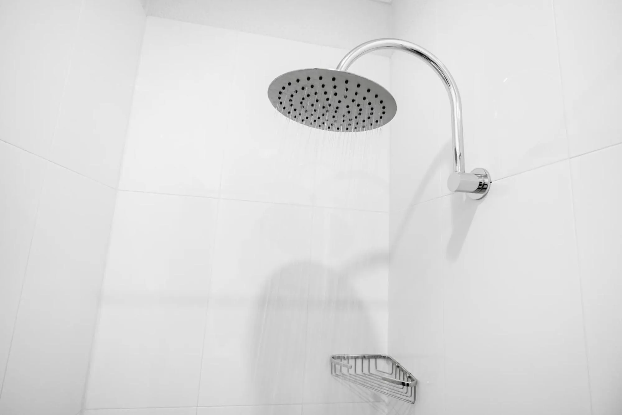 Shower in Central Motel Mooloolaba and Apartments