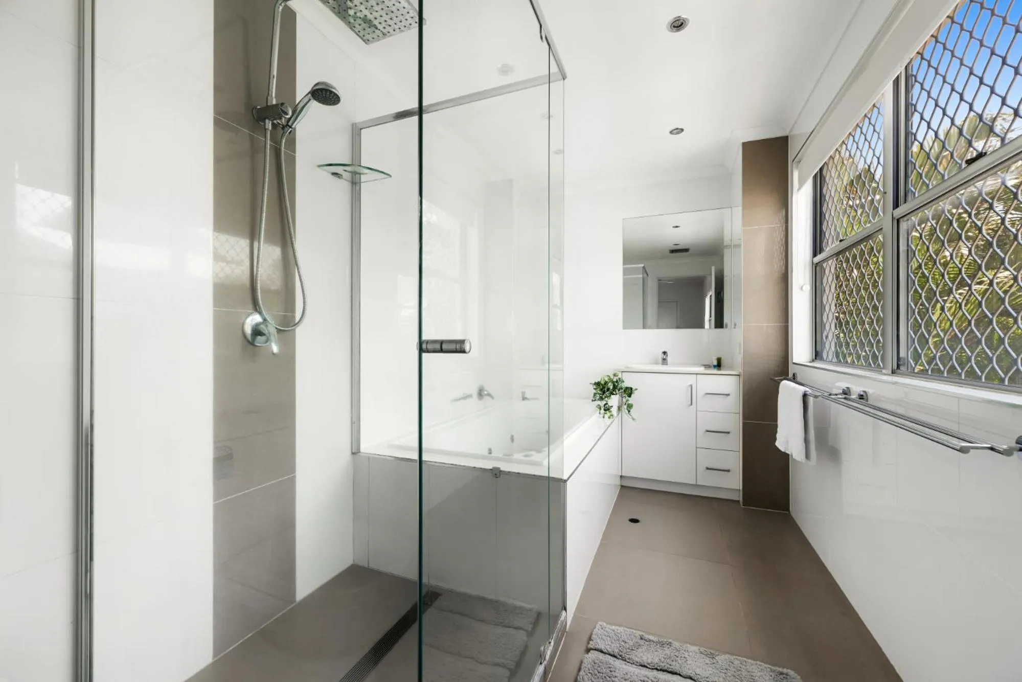 Bathroom in Central Motel Mooloolaba and Apartments