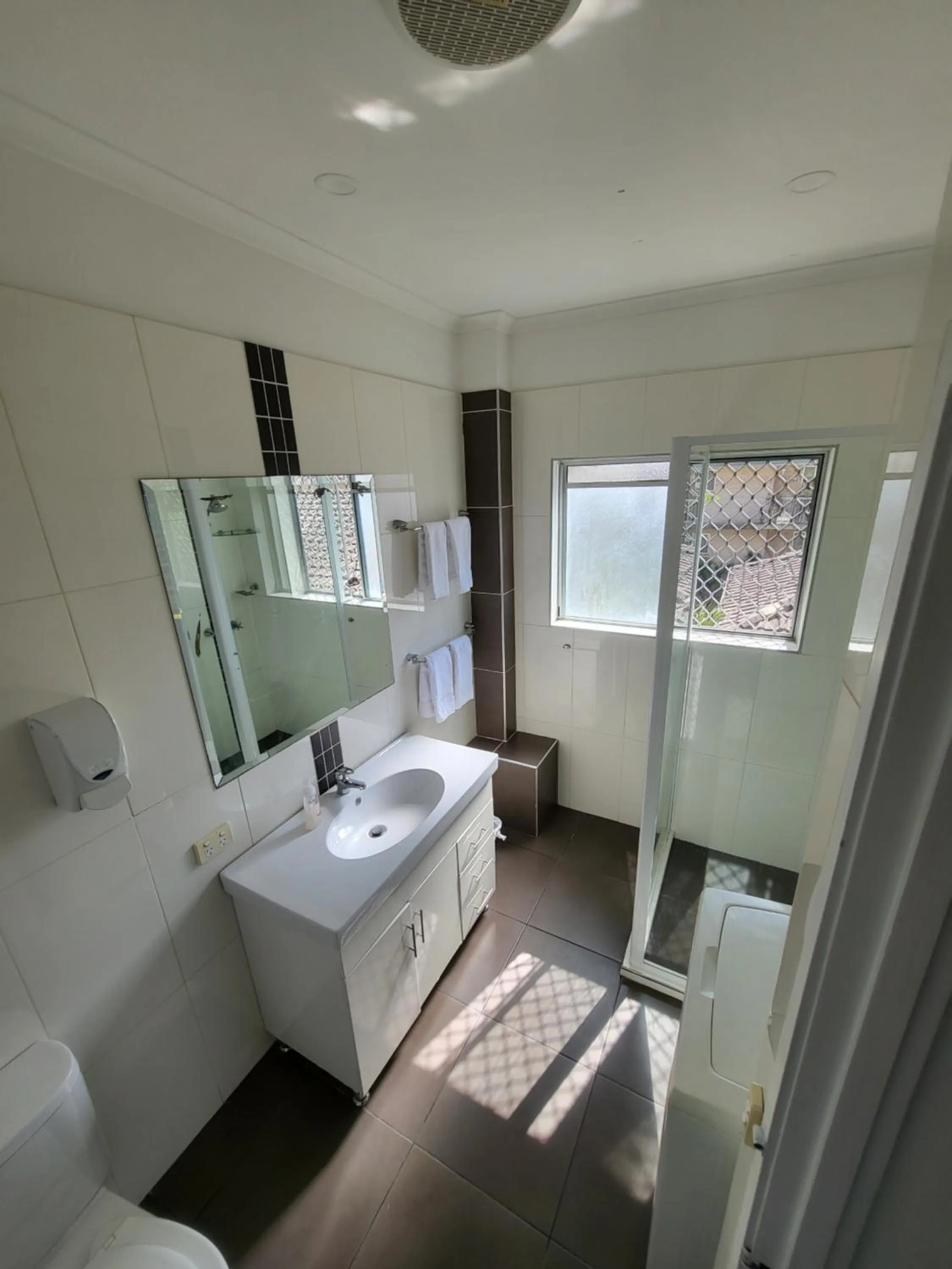 Bathroom in Central Motel Mooloolaba and Apartments
