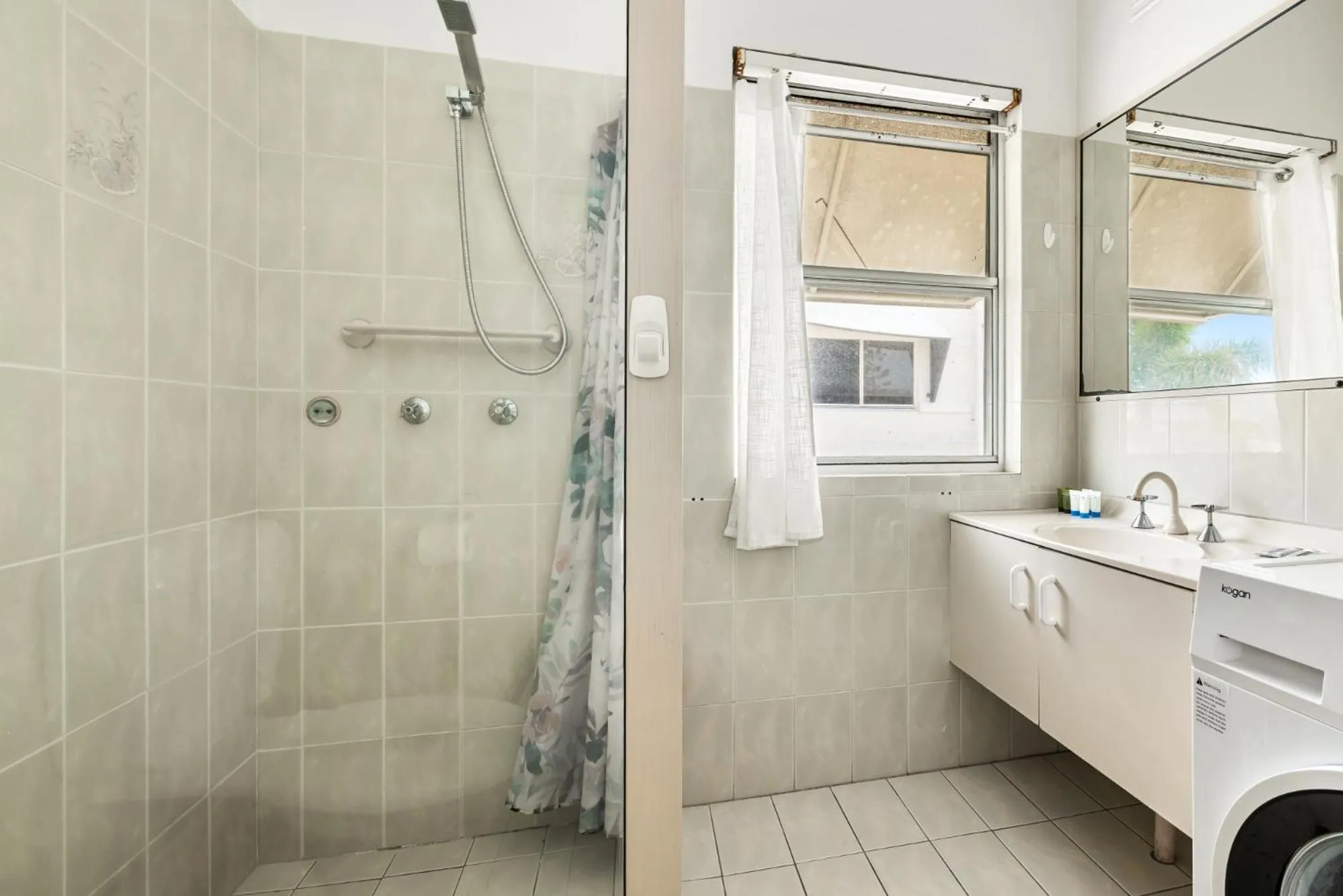 Bathroom in Central Motel Mooloolaba and Apartments