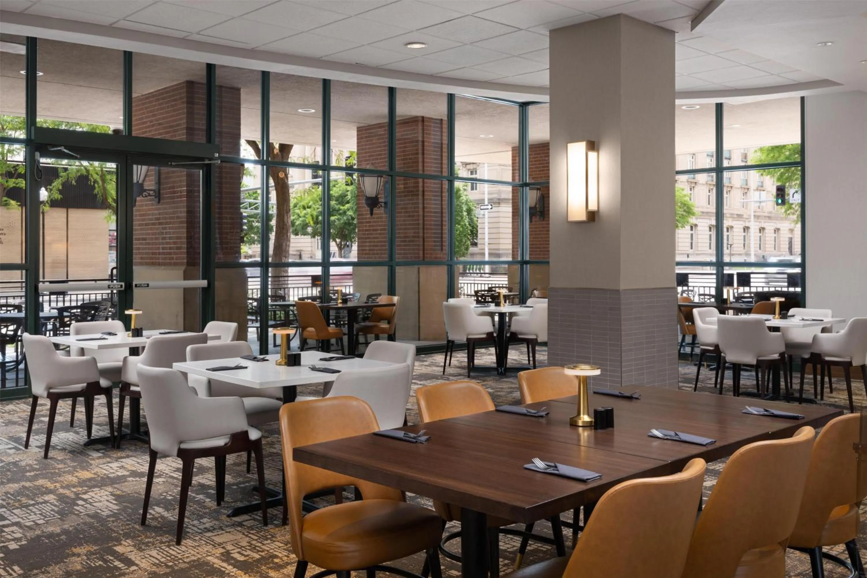 Restaurant/places to eat in Embassy Suites Lincoln